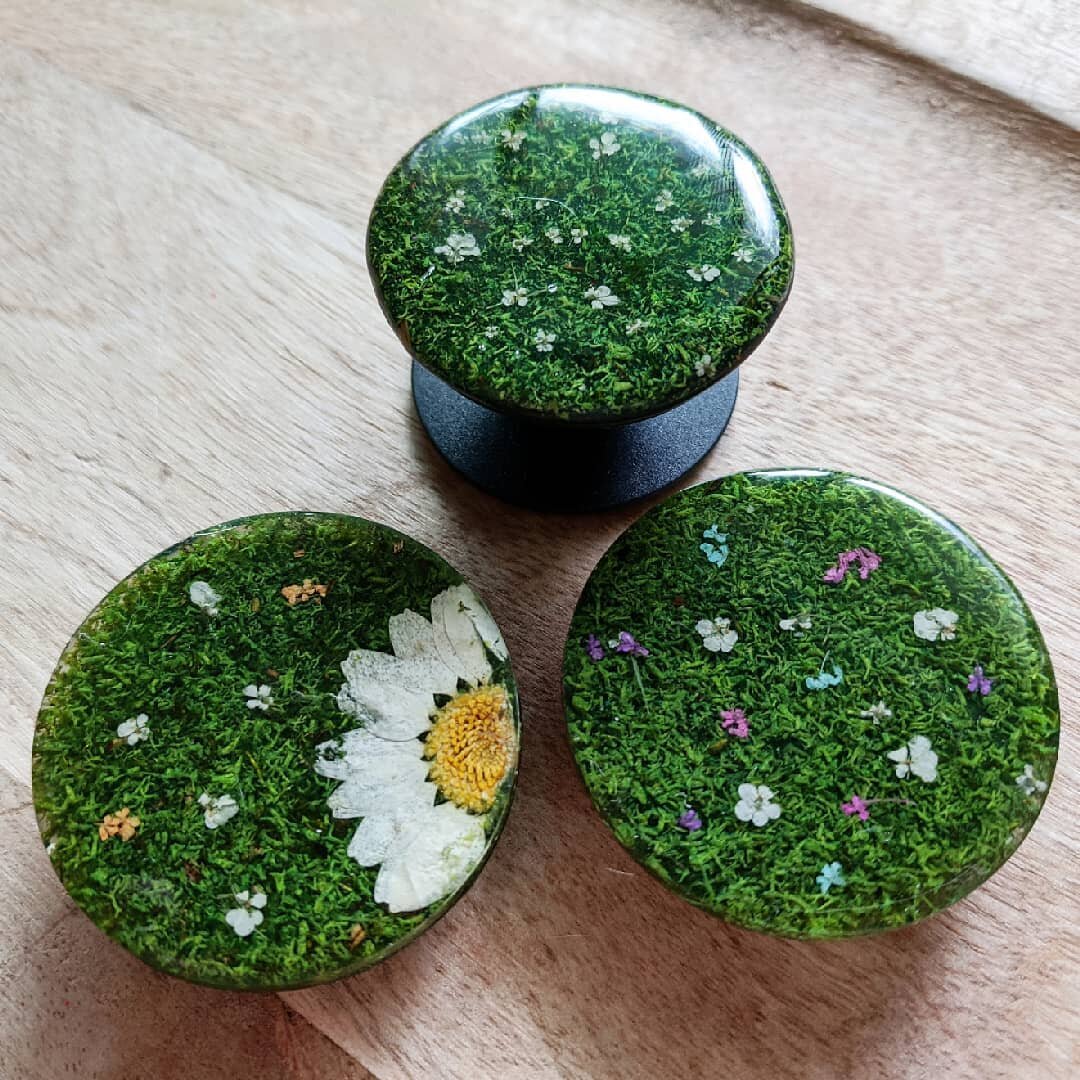 We've also got these beautiful moss popsockets available at terrarium treasures right now! Link in my bio! 
These are made to orders so you can customize them a little bit to fit your style!!

#popsocket #phonestand #phones #woods #forrest #moss #mos