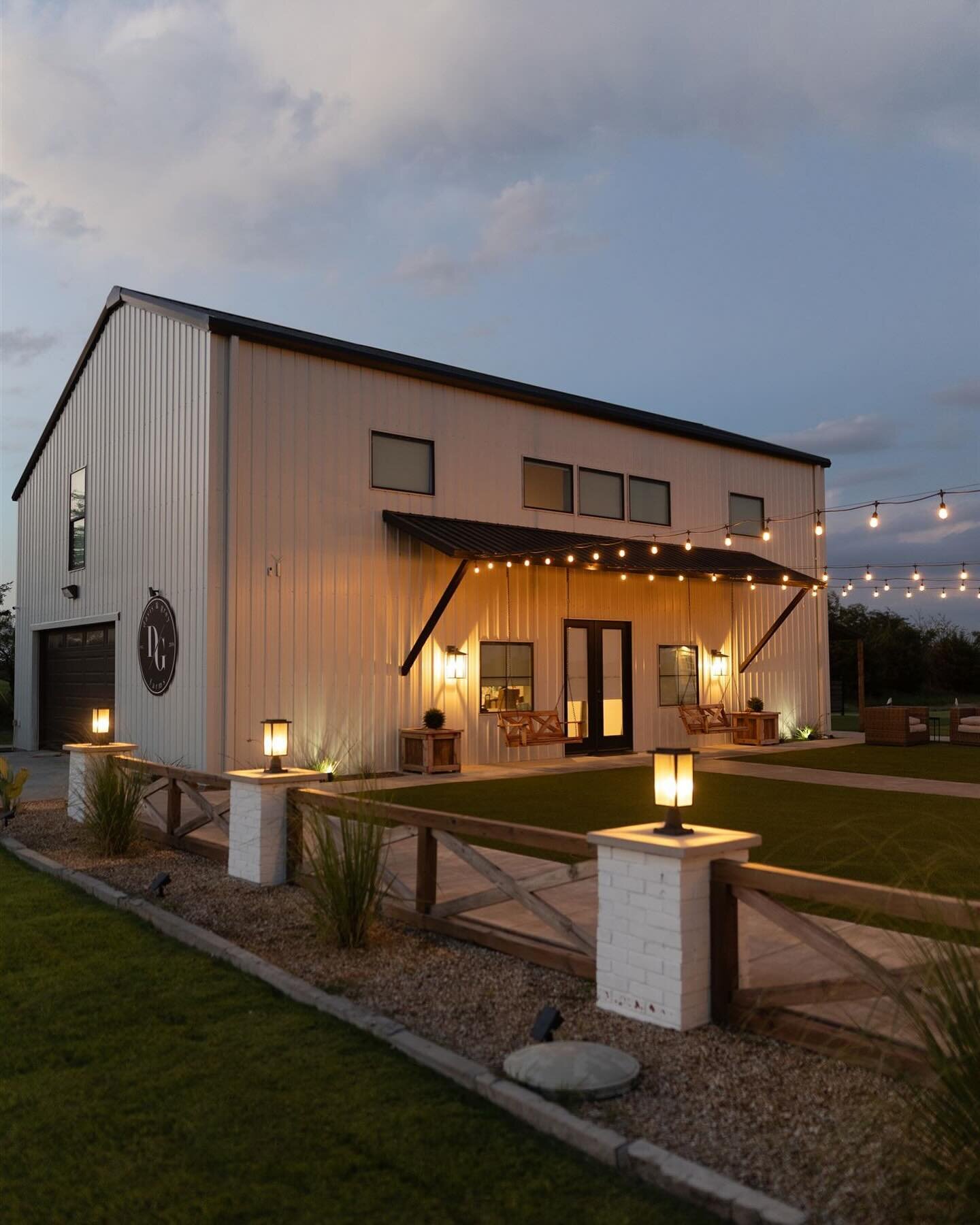 3 Ways to Use Our Courtyard:
1. Outdoor dance floor! Have your dance floor underneath the string lights and the stars ✨ (@graciouslovetx has a beautiful checkered dance floor!)
2. Yard games for your guests! We provide D+G customized cornhole sets bu