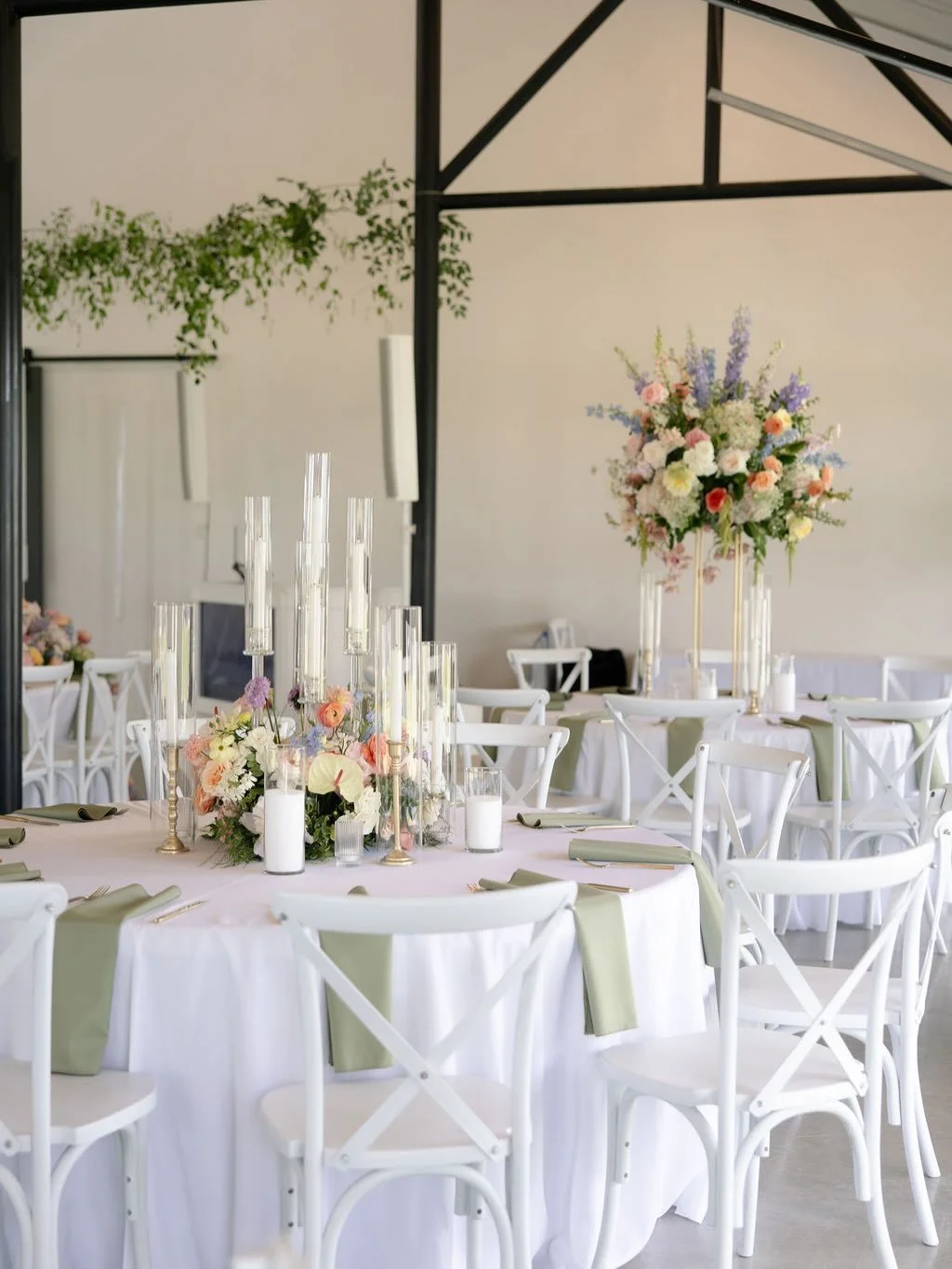 A little Monday motivation for your wedding planning. ✨⁣
⁣
P + B planned the most gorgeous wedding day, and I can&rsquo;t stop scrolling through their gallery. Every detail came together so beautifully&mdash;from the timeless design to the joyful mom