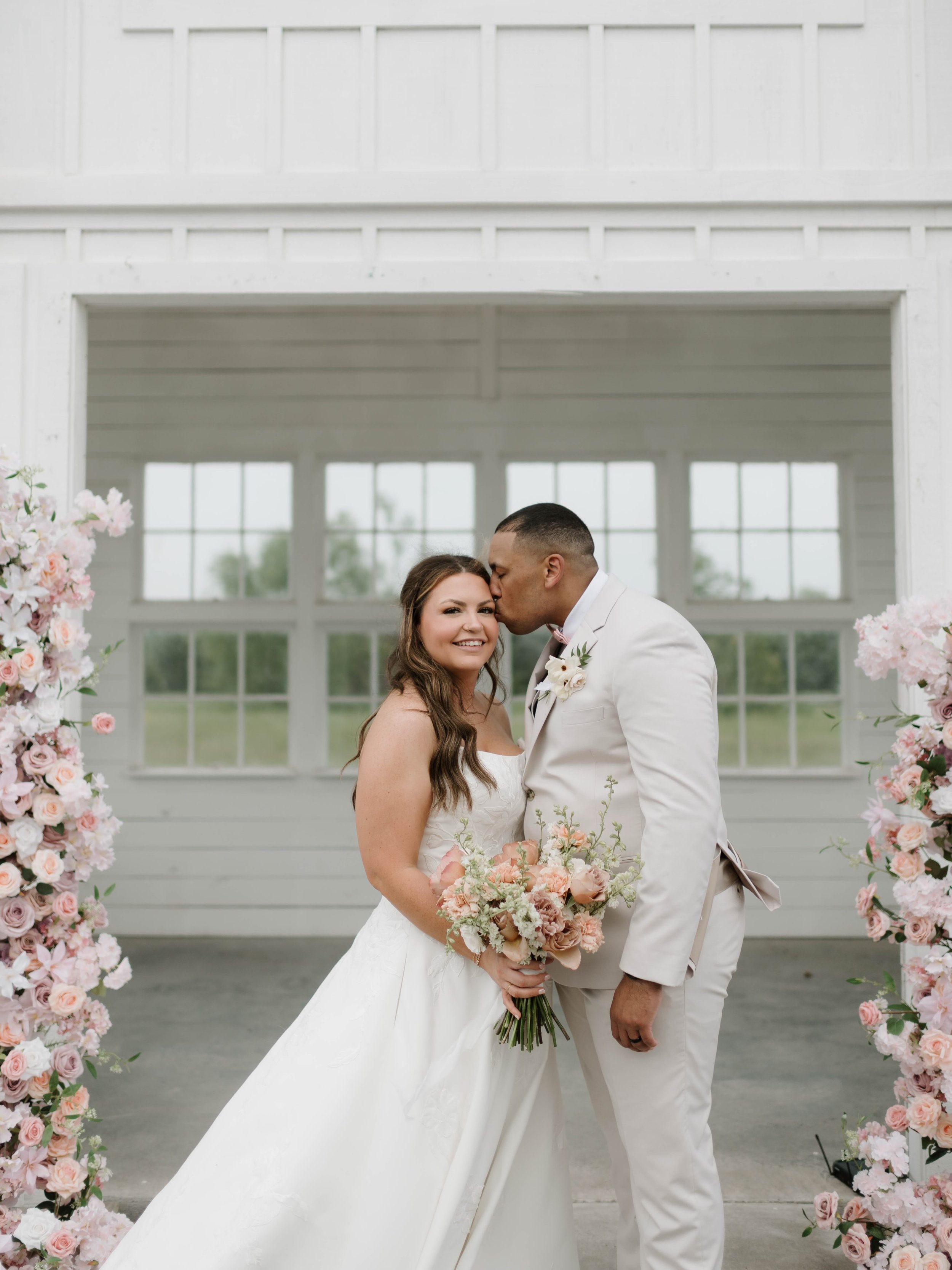 𝗕𝗲𝗮𝘂𝘁𝗶𝗳𝘂𝗹 𝘃𝗲𝗻𝘂𝗲𝘀 𝗮𝗿𝗲 𝗲𝘃𝗲𝗿𝘆𝘄𝗵𝗲𝗿𝗲. 𝗙𝗲𝗲𝗹𝗶𝗻𝗴 𝗰𝗼𝗺𝗽𝗹𝗲𝘁𝗲𝗹𝘆 𝗰𝗮𝗿𝗲𝗱 𝗳𝗼𝗿 𝗶𝘀𝗻&rsquo;𝘁.⁣
⁣
At Davis &amp; Grey Farms, couples don&rsquo;t just fall in love with the venue&mdash;they fall in love with how ea