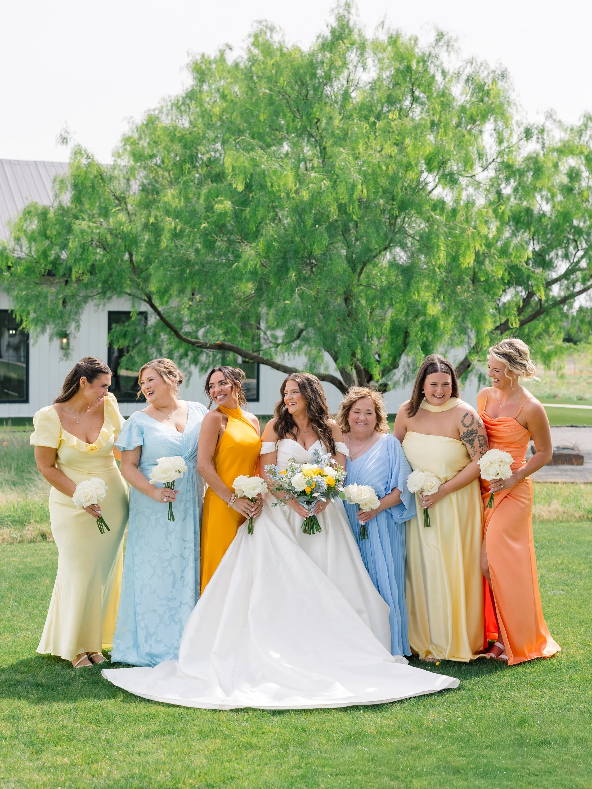 I love a good Monday motivation post! 💙⁣
⁣
If you&rsquo;re looking for the sweetest blue wedding inspiration with the perfect pops of color, look no further. From the soft blue details to the fresh touches of citrus 🍊, every element came together s