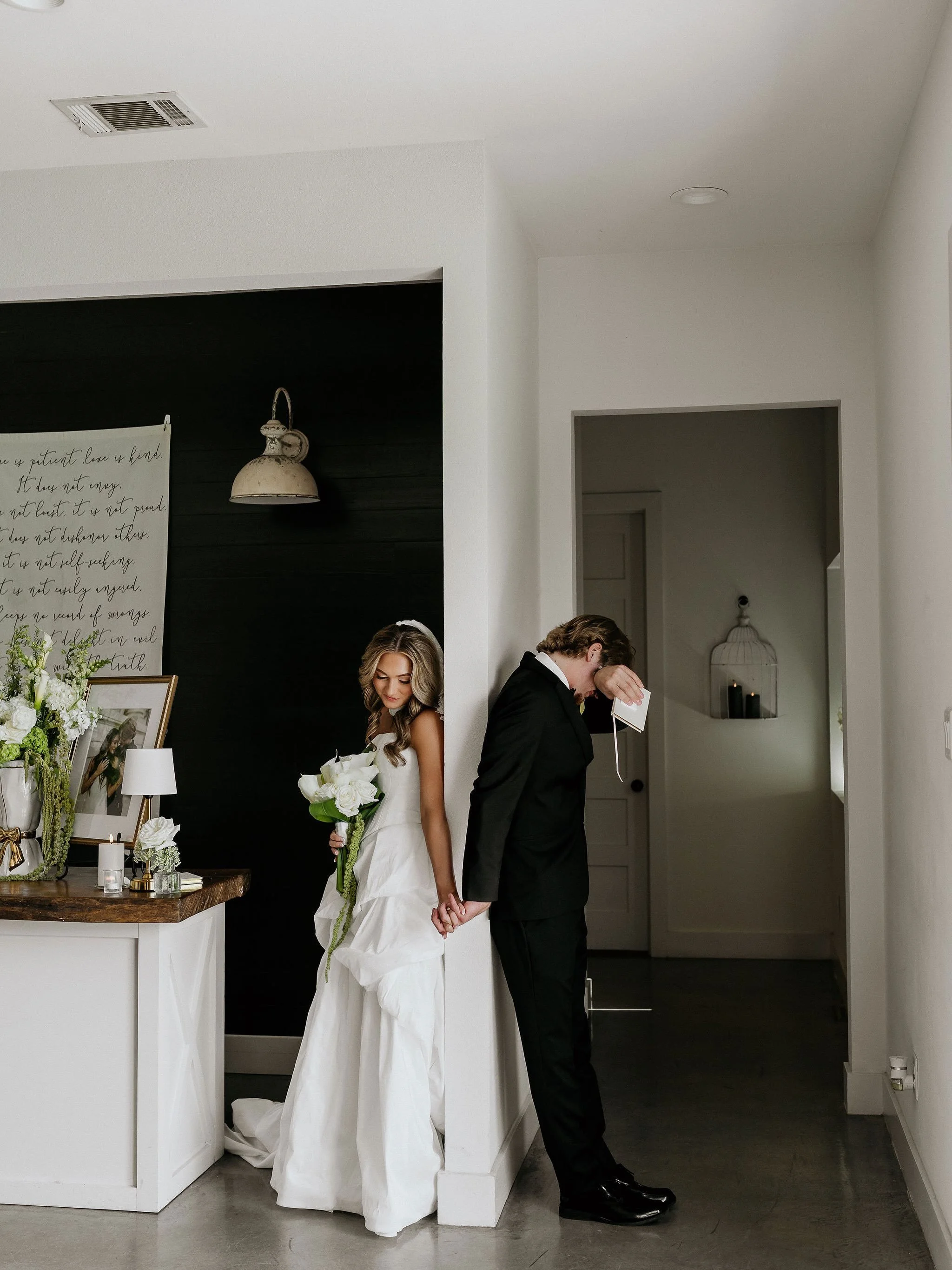 First look, first touch, or wait until the aisle? 🤍⁣
⁣
On your wedding day, you really have 3 options when it comes to seeing each other:⁣
⁣
1️⃣ First look⁣
2️⃣ First touch⁣
3️⃣ Wait until walking down the aisle⁣
⁣
And here&rsquo;s the thing&hellip;