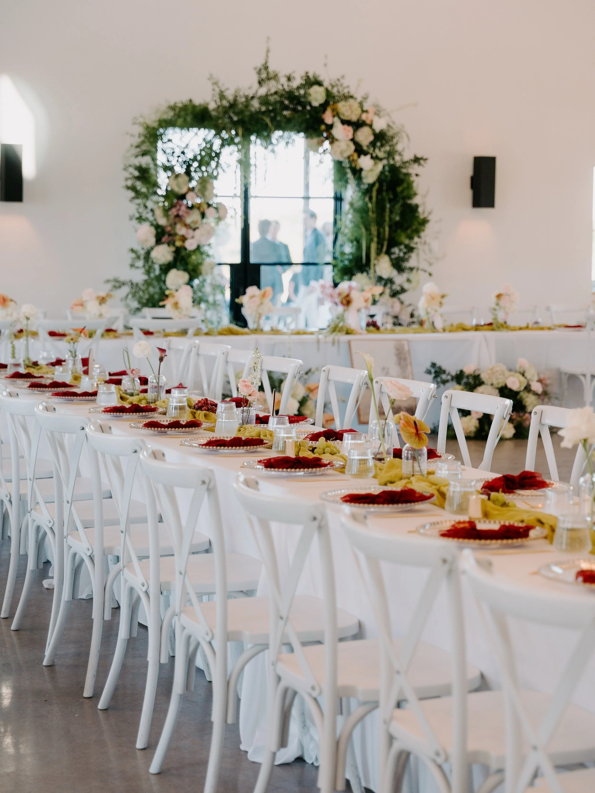 POV: you found your wedding color palette and suddenly everything makes sense. 🌿🌸⁣
⁣
Late summer weddings just hit different.⁣
⁣
Think lush greens. Soft pinks. Romantic florals. And that effortless Texas countryside backdrop that makes everything f