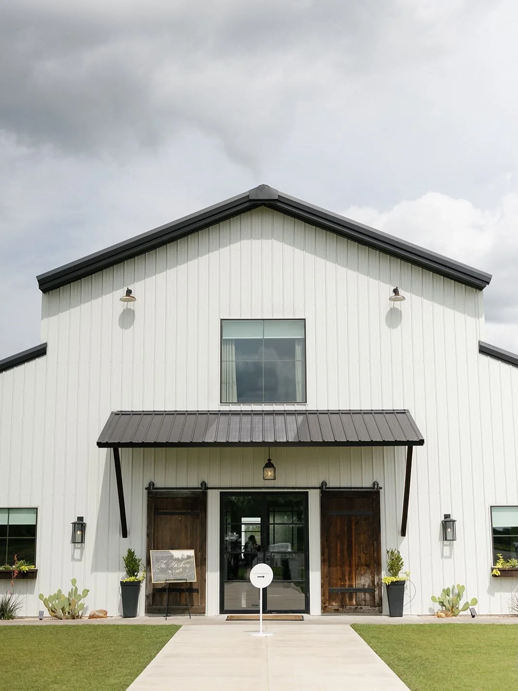 A wedding venue should make you stop scrolling and start imagining your day. ✨ ⁣
⁣
From the ceremony spaces to the details that make Davis &amp; Grey Farms feel like yours, take a look around.⁣
⁣
⁣
Photography: @jayceequinnphoto 
⁣
#northtexaswedding