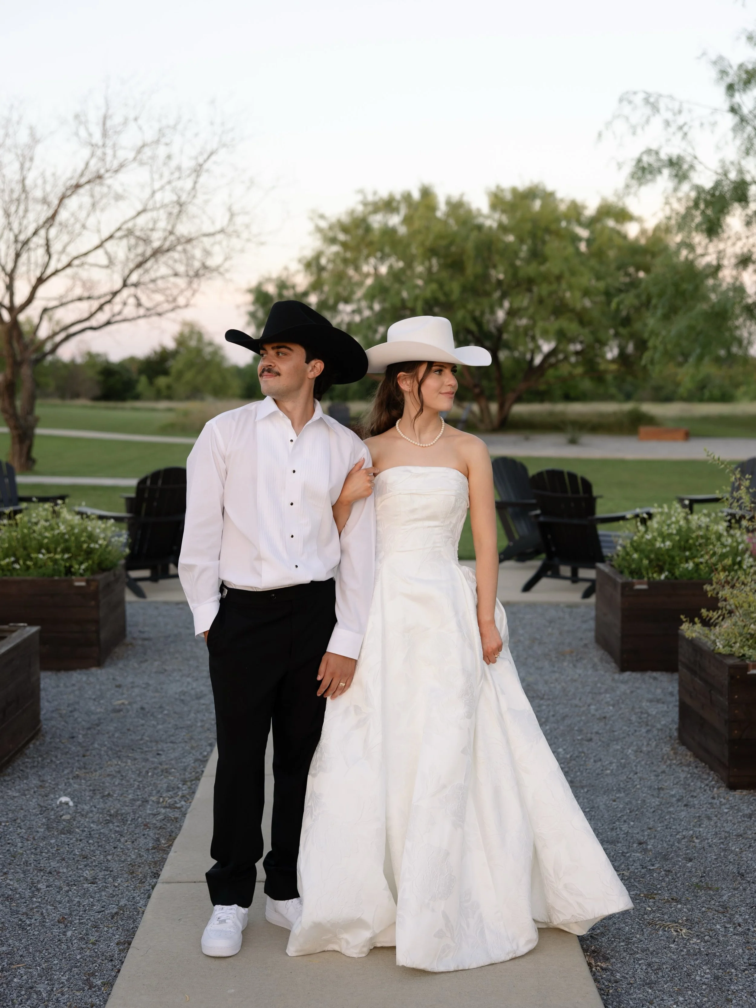 His 🖤 + Hers 🤍⁣
⁣
Photography:⁣ @maceyalexander_photo 
Gown:⁣ @circleparkbridal 
⁣
#texasweddings #northtexasweddings #northtexasweddingvenue #weddinginspiration #wedding
