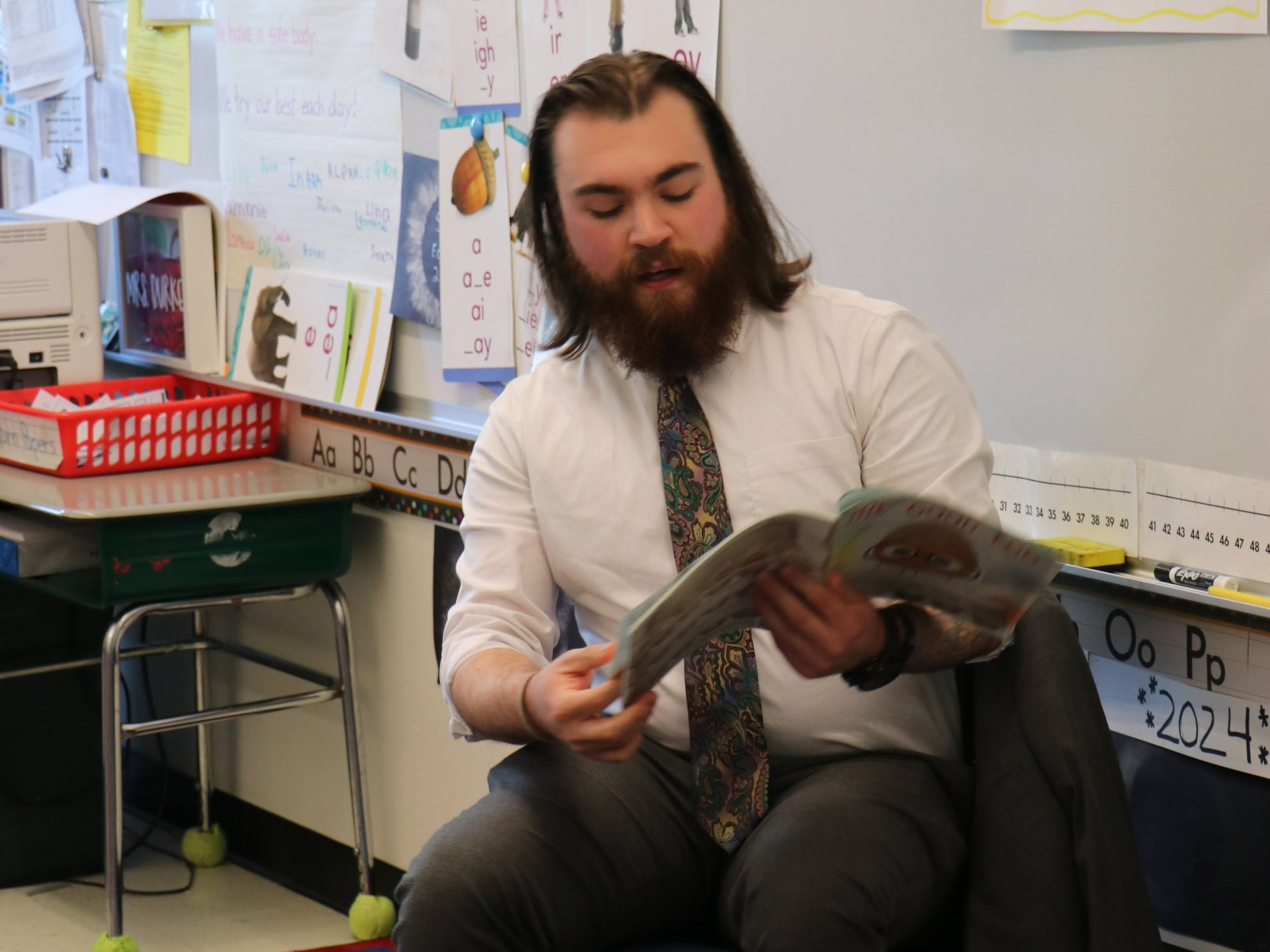 John Intoppa reading to elementary schoolers.