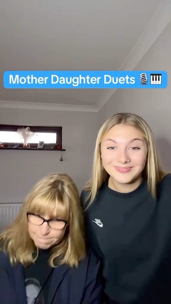 Mother daughter duets 🎙️💛🎹

#diewithasmile #brunomars #ladygaga #motherdaughter
