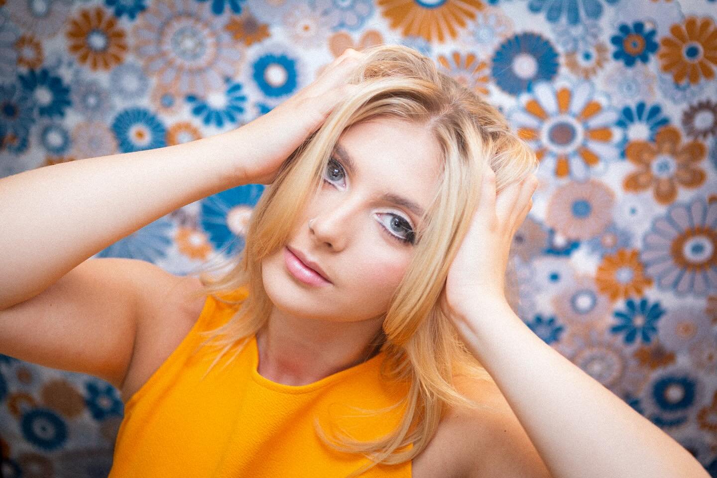 Being an independent artist is getting a bit of card, plastering wallpaper on it and having a photoshoot in your living room AHAHA 🤪 had so much fun getting these photos with the insanely talented @mwx2 💛 so here are some photos that didn&rsquo;t m