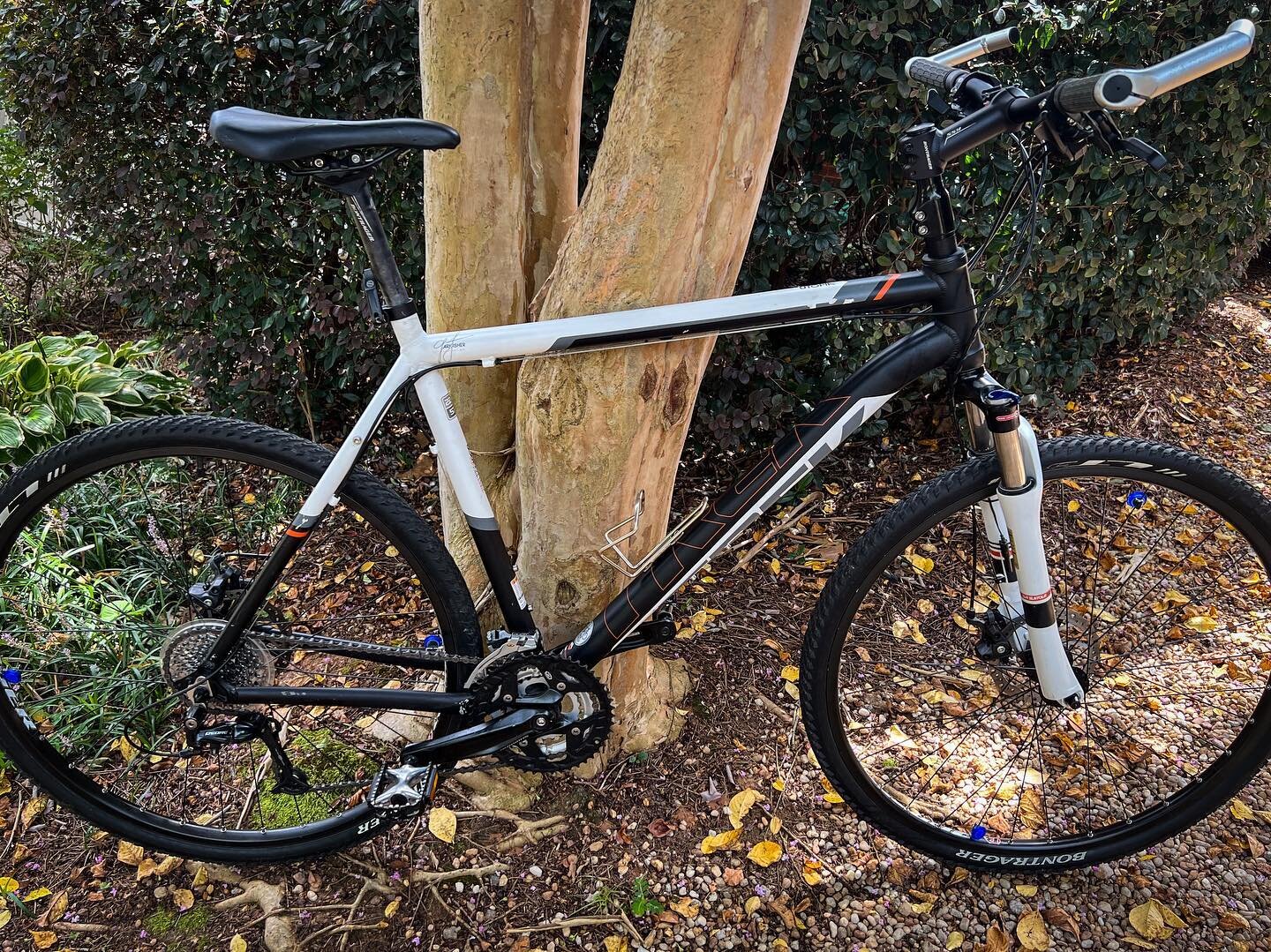 Got any tallish (6&rsquo;2&rdquo; to 6&rsquo;5&rdquo; or so) friends looking for a great around town / light trails bike? We&rsquo;ve got a big boy Trek Utopia that we&rsquo;ll be listing soon! Ready to roll! 22.5&rdquo; frame. #trekutopia #suntournr