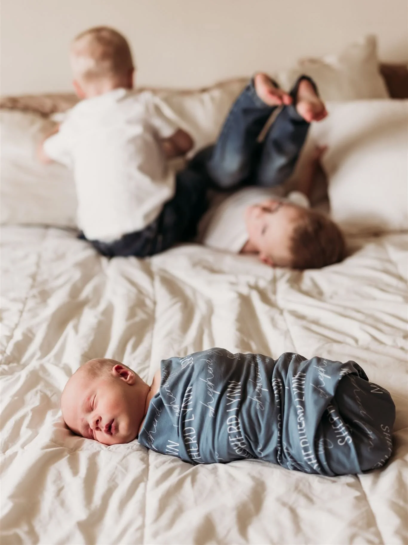 One day when I was scrolling social media I saw a post about a mom asking if photographers offer newborn sessions with siblings as a lifestyle photographer my mind automatically thought well of course. I couldn’t imagine it any other way siblin