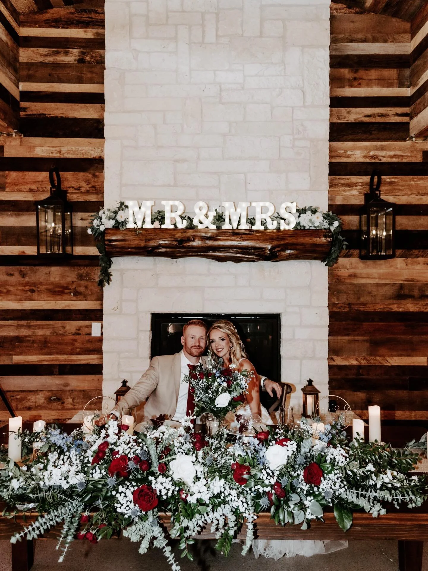 Classic barn. Bold red details. ❤️🌹

Thinking about a balloon backdrop for your photobooth? Consider this your sign. 📸🎈