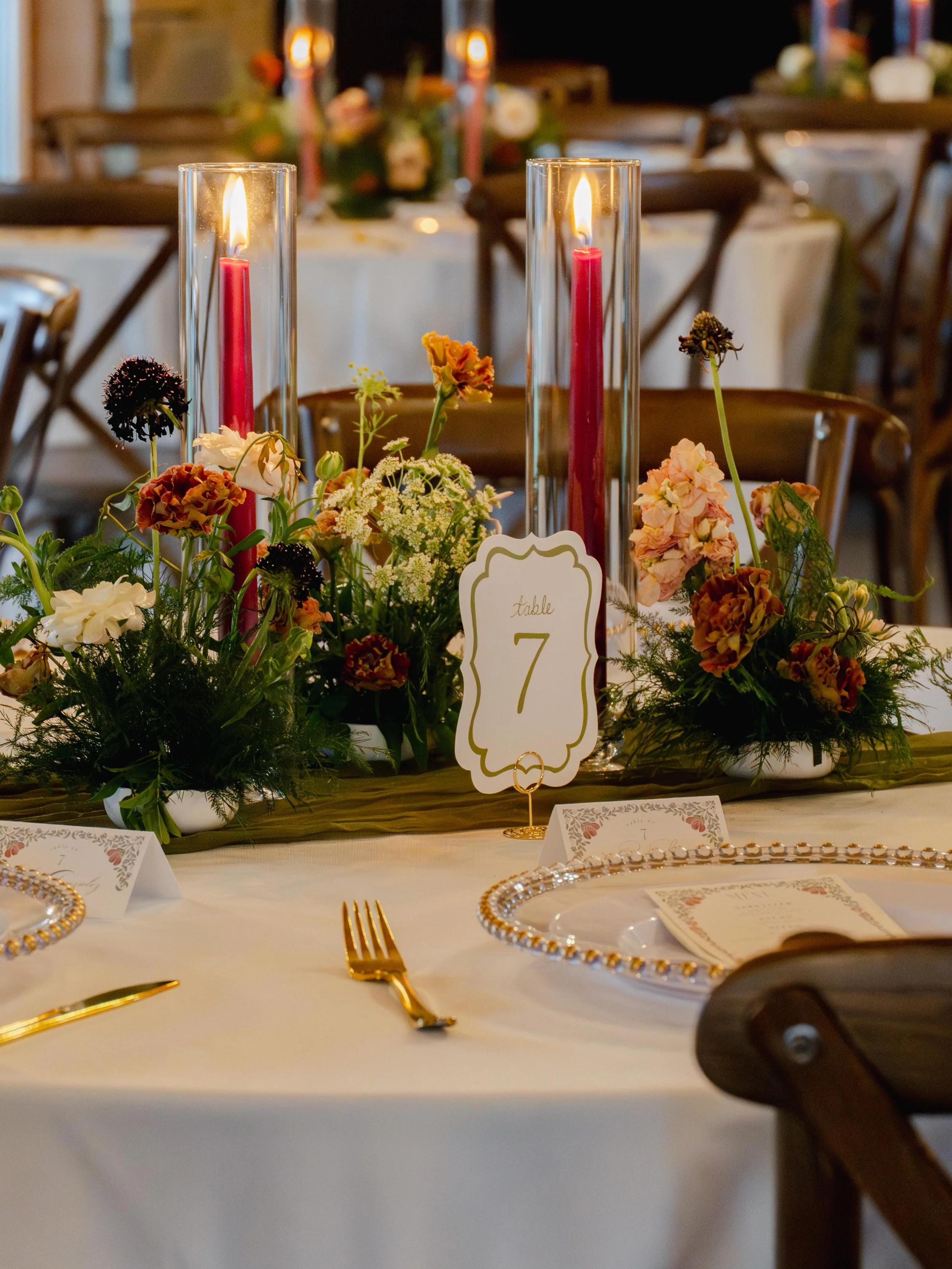 Why have one floral centerpiece on each table when you can have three?🤭💐 

The perfect way to add dimension and depth to your tables!