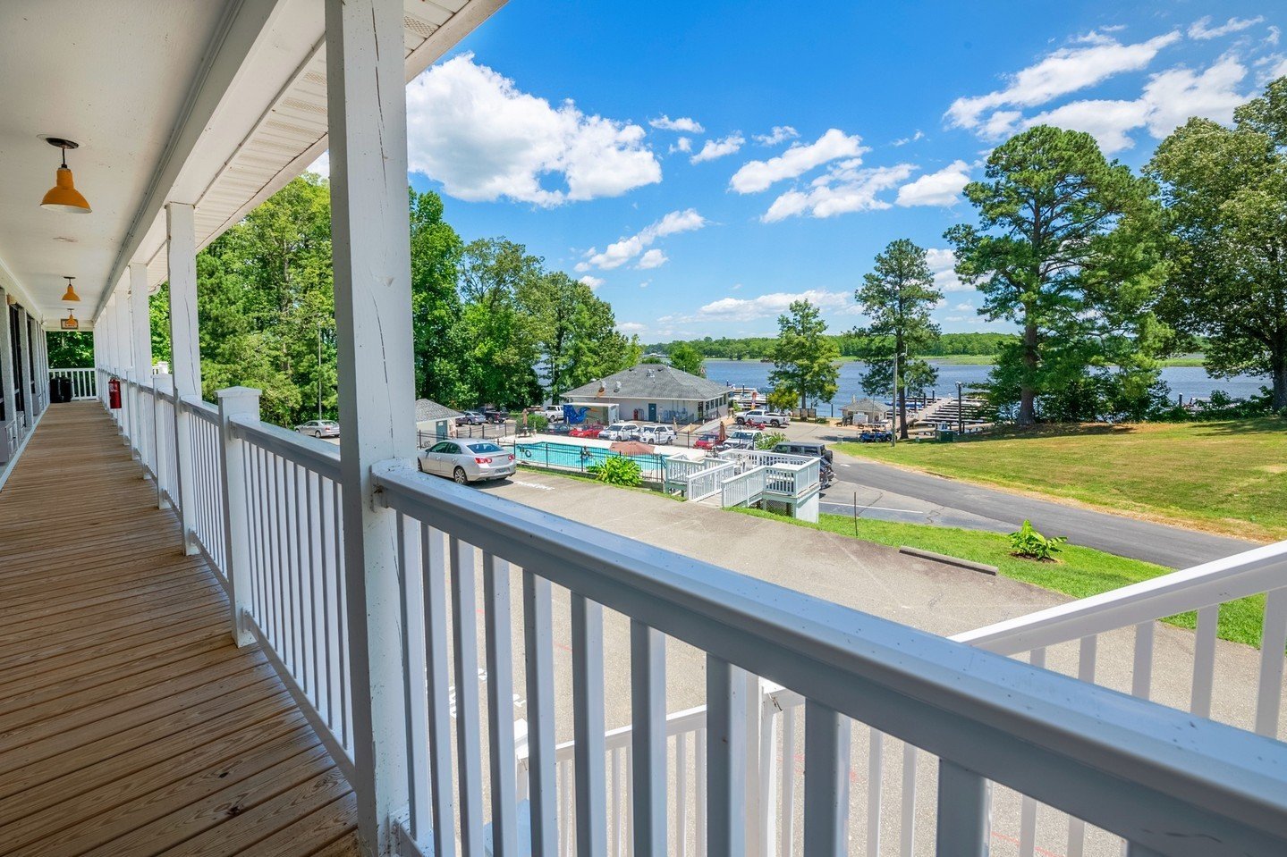 Discover the variety of ways to experience River's Rest Resort &amp; Marina! ☀️ 

Whether you prefer land or sea, we've got you covered with seasonal RV sites and boat slip leasing to our 21-room Inn located steps from the marina! Your ultimate summe