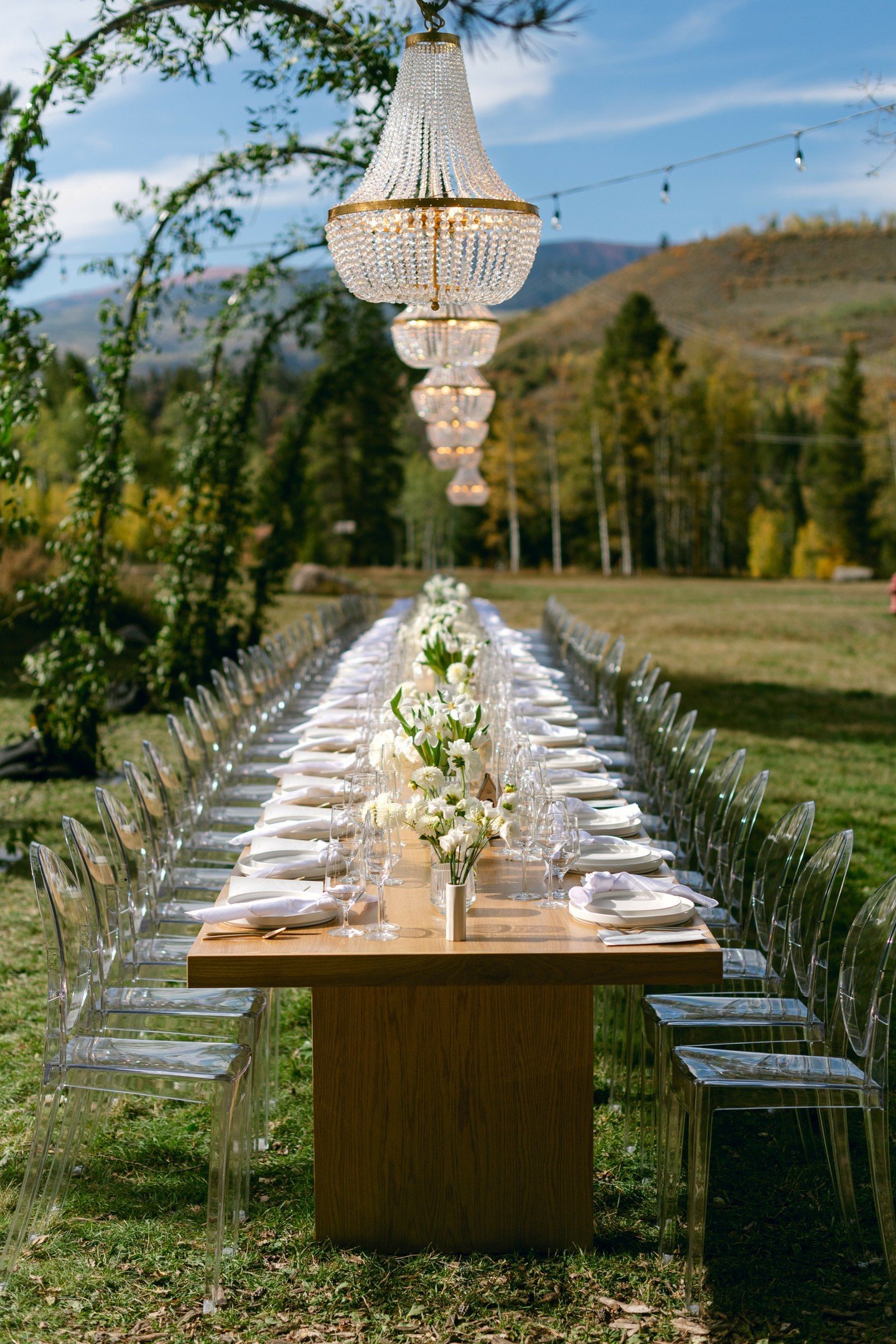 Tablescape for days. 

Photographer: @carterrose
Planner: @milkglassproductions
Venue: @beyulretreat 
Bride and Groom: @caelynnbell and @deanie_babies 

#coloradowedding #basaltwedding #aspenwedding #luxurywedding #luxuryweddingfloral #whitewedding #