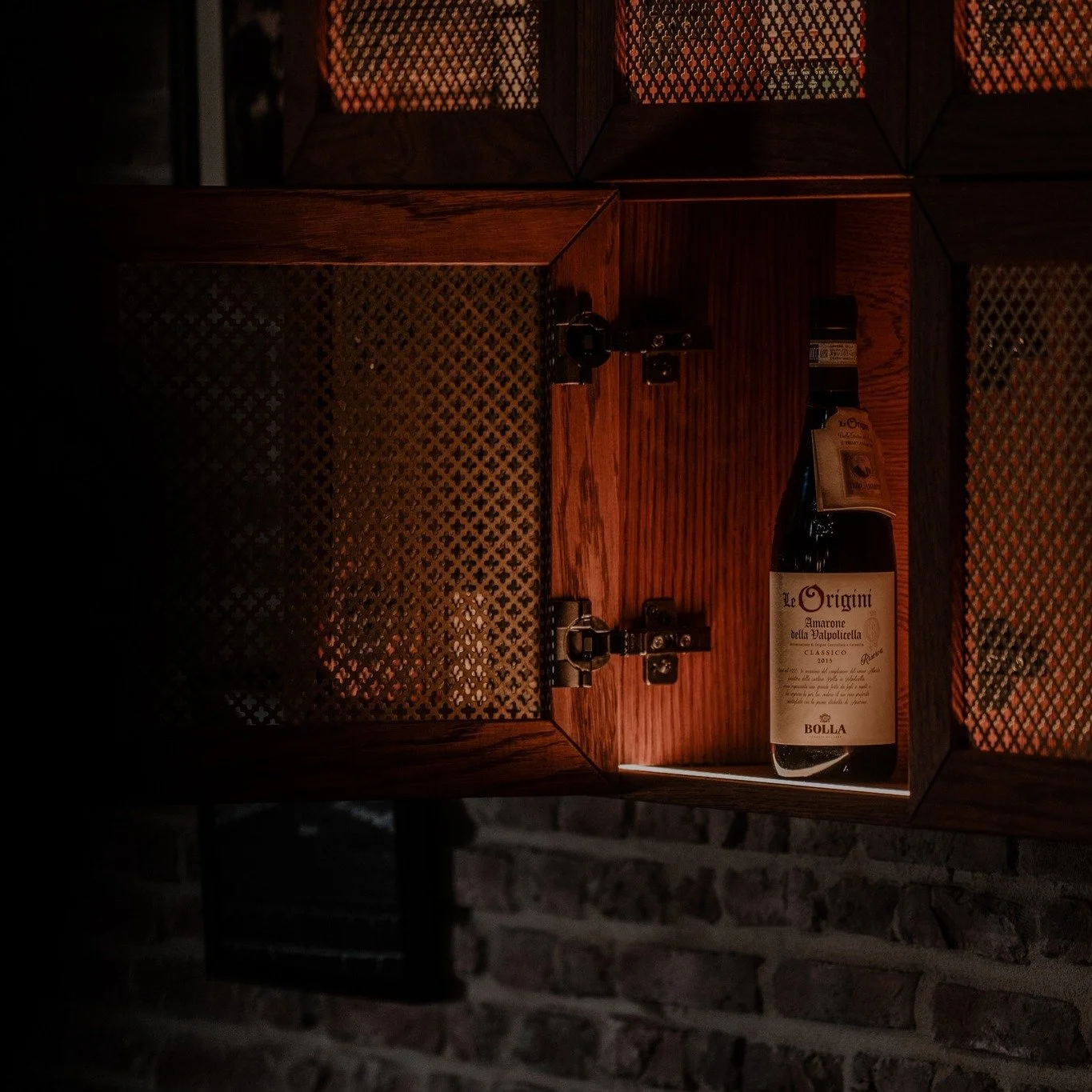 Just because it&rsquo;s served in a pub doesn&rsquo;t mean it can&rsquo;t be paired like the best restaurants do. At Sixpence Public House, we take the art of food and wine seriously&mdash;without the pretension.

Rich, velvety Italian reds poured al
