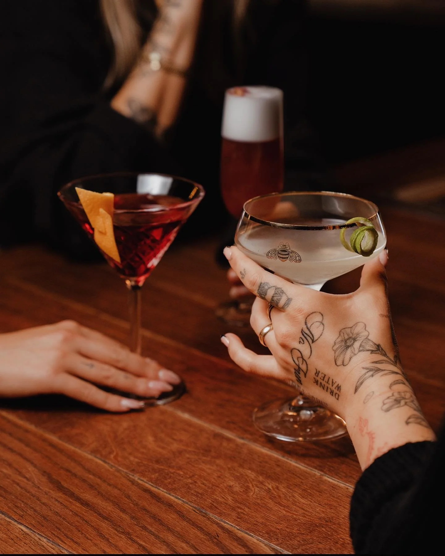 🍹Discover why Sixpence Public House is The Hague&rsquo;s go-to local pub. 
Indulge in our high-quality cocktails, crafted with precision and passion. 
Experience the top-notch service and unbeatable ambiance that everyone is talking about. 
It&rsquo