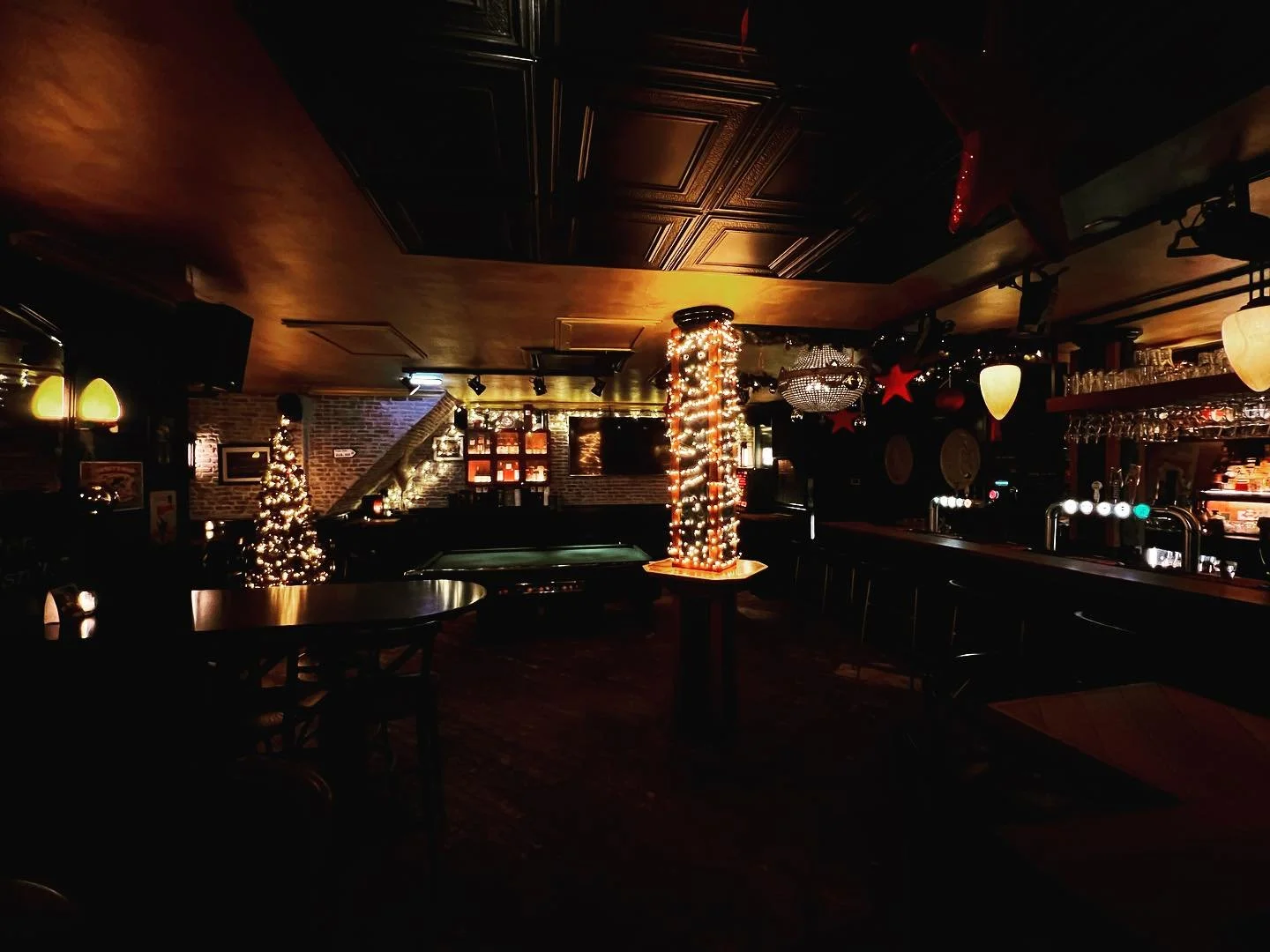 Embrace the festive spirit! Sixpence Public House now open on Mondays &ndash; join us for cozy vibes, warm camaraderie, and a full kitchen serving up holiday delights. Make your Mondays merrier with us!

#irishpub #denhaag