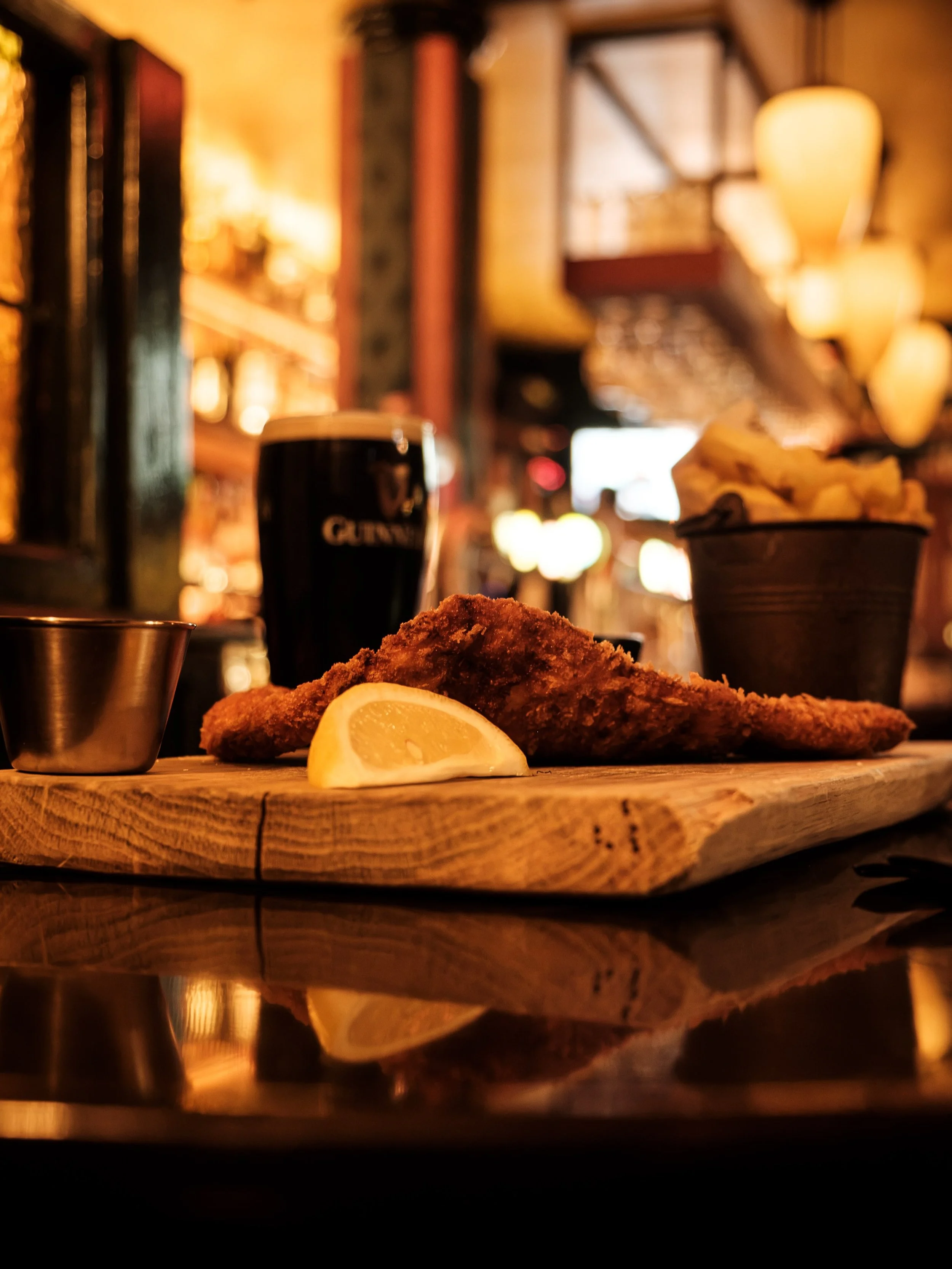 Some meals don&rsquo;t need an introduction. Just a pint beside them. 🍻 

Golden, crispy schnitzel, proper chips, cranberry sauce, a fresh squeeze of lemon and a perfectly poured Guinness.

Simple. Done right.

📍 Sixpence Public House
🍽 Kitchen op