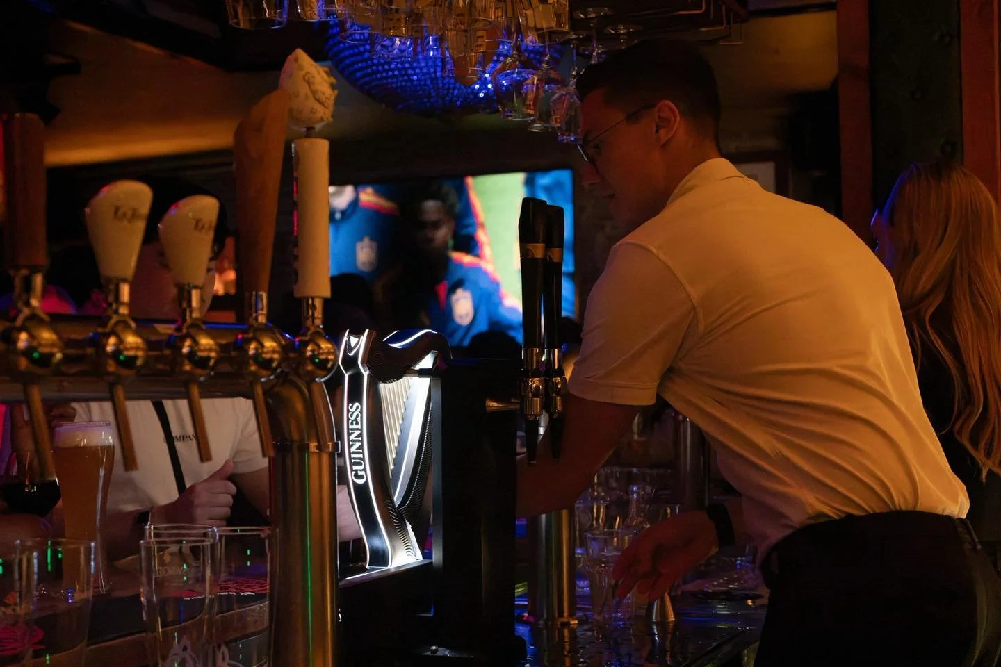 Monday&rsquo;s looking very pub-shaped.

Pints pouring, kitchen firing and absolutely no requirement for the sun to show up.

Open from 16:00.

📍 Sixpence Public House
#TheHague #SixpencePublicHouse #mondaypints