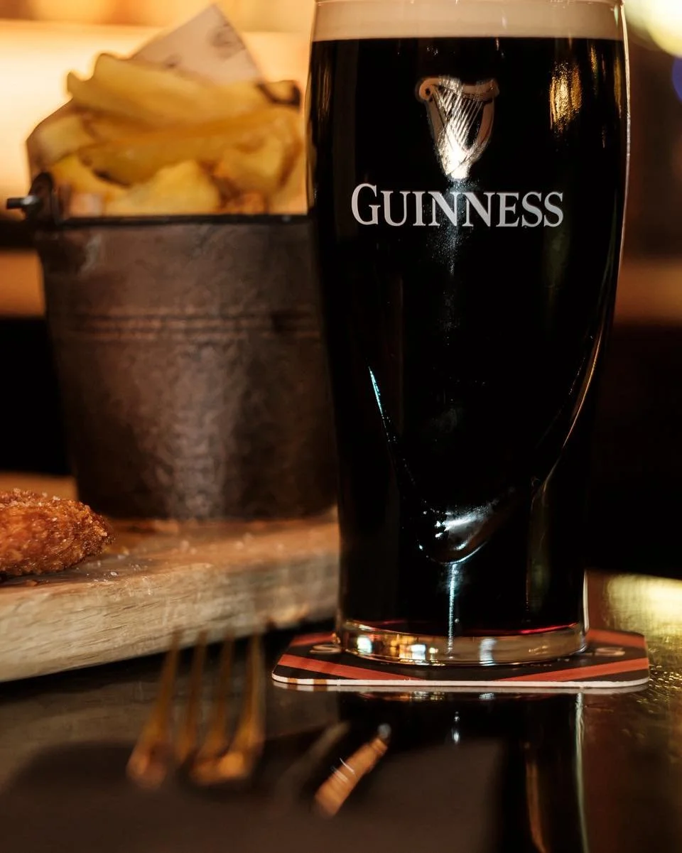 Thursday done properly.

A pint of Guinness, something hot from the kitchen, and nowhere else you need to be.

Open from 14:00.

#SixpencePublicHouse #TheHague #guinness