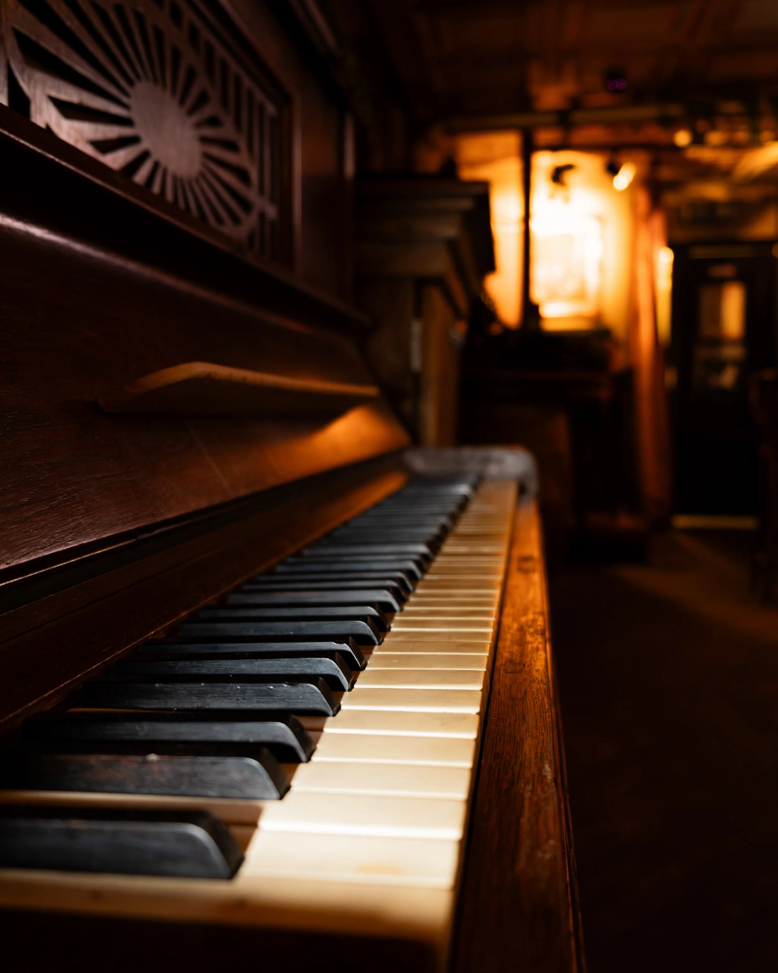 A quiet corner before the weekend gets loud. 🎹

Doors open from 14:00.
Come in, grab a pint and settle in.

Sixpence Public House ☘️

#SixpencePublicHouse #TheHague #DenHaag #IrishPub #FridayFeeling