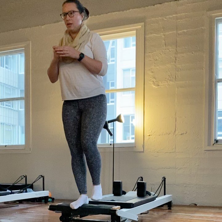 New Moves💪 

Testing out some moves for this weeks class. 

(Can you tell someone walked in early for class in the last video😆)

#lunges #balance #sideplankvariation #midbackseries #reformerpilates
