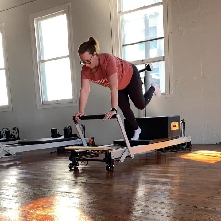 Workout Wednesday🏋️&zwj;♀️ 

A little snippet of some exercises we&rsquo;ve been working on in our reformer classes this week. Don&rsquo;t be fooled, these are quite tricky💪🍑

#strength #stability #balance #plankvariations #singlelegstrength