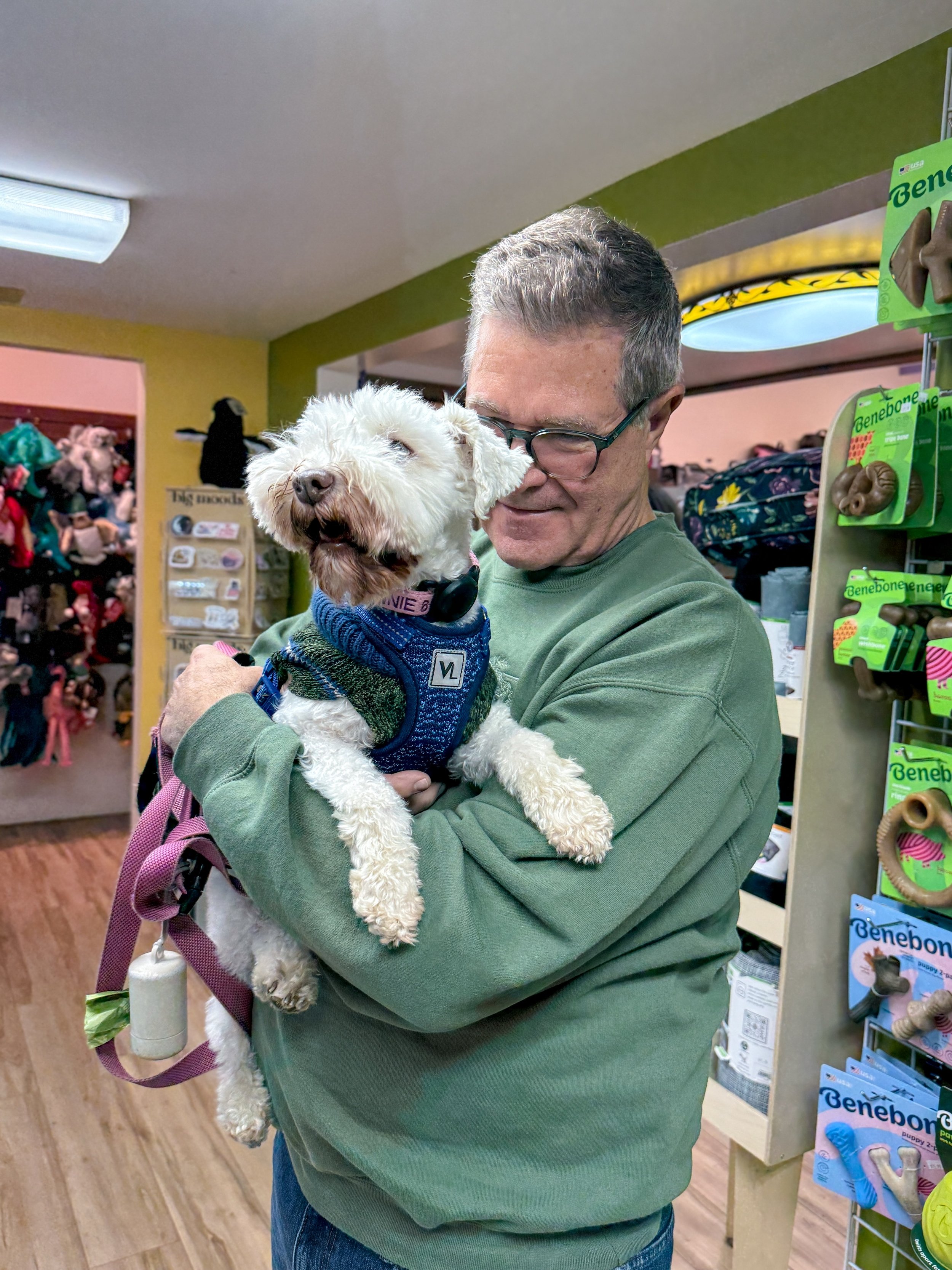 Ms. Annie and her dad are having a little shopping date. Searching for the perfect toy.💓
.
.
.
#dogsofinstagram #hendersonvillenc