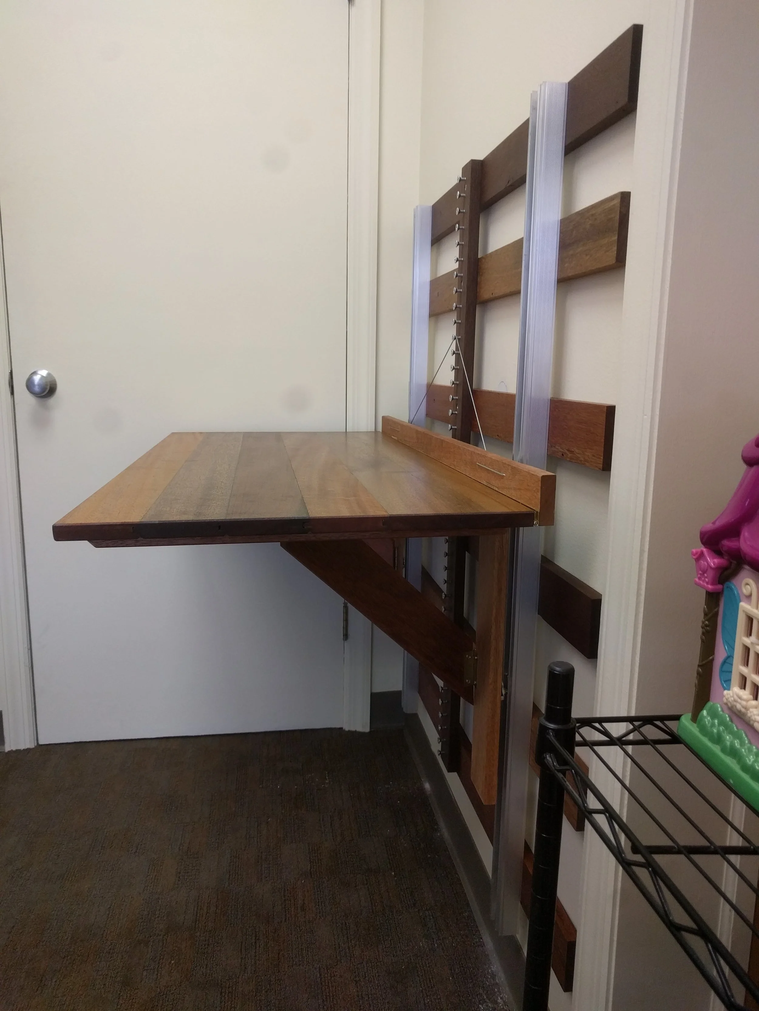 Height Adjusting Desk (2).jpg