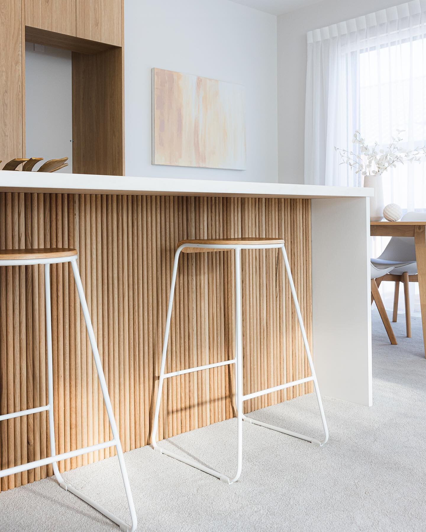 We&rsquo;re obsessed with the timber panelling detail on this kitchen island! 

Kitchen - Withers Joinery
📷- @georgiedaniellphotography