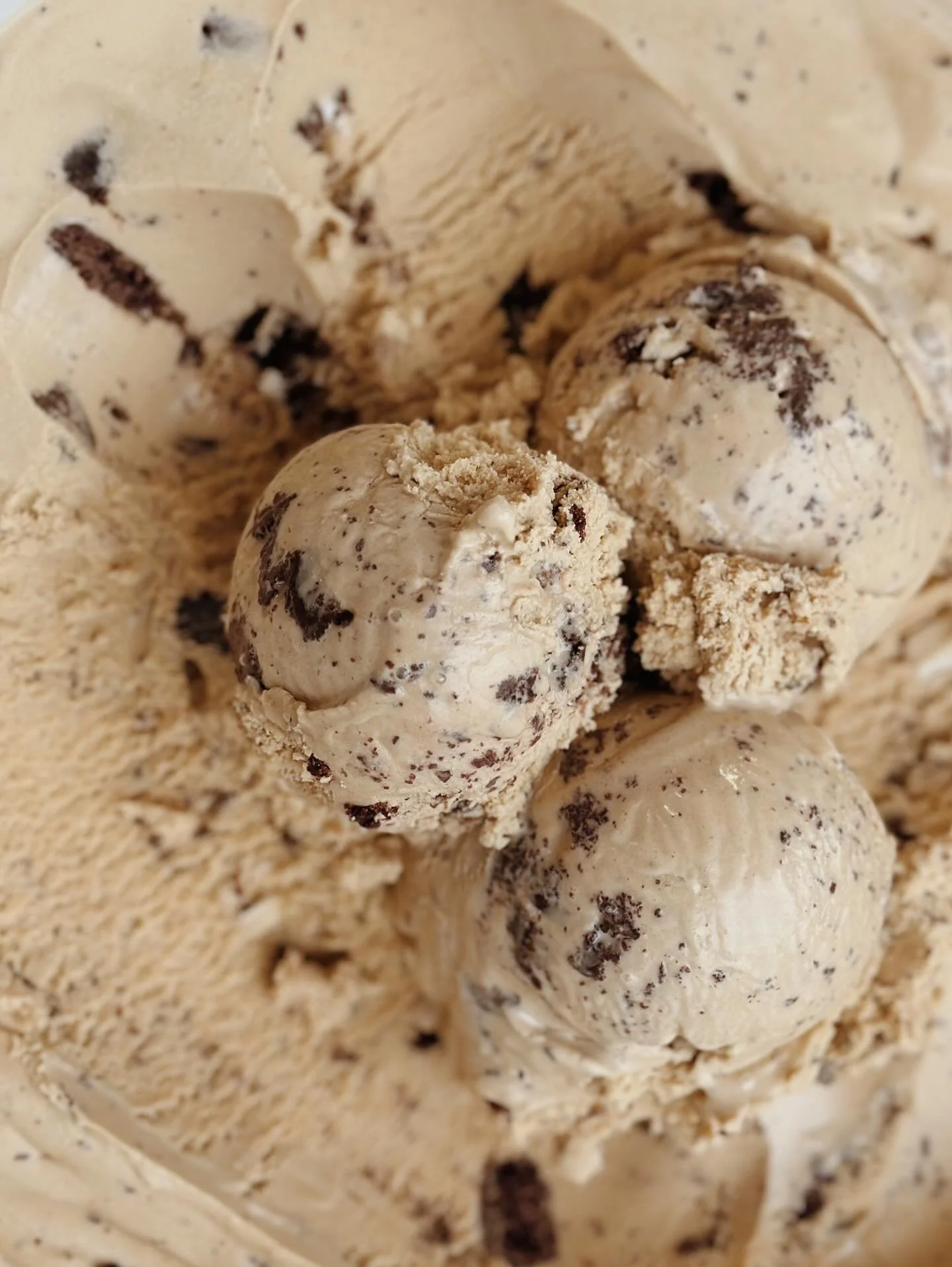 🚨 Now scooping! 🚨 COOKIES &amp; COLD BREW ☕️ 🎉

It&rsquo;s a grown up cookies &amp; cream! Coffee ice cream made by steeping local @oakcliffcoffee beans in our milk overnight. We freeze it and mix in big chunks of our homemade chocolate cookie san