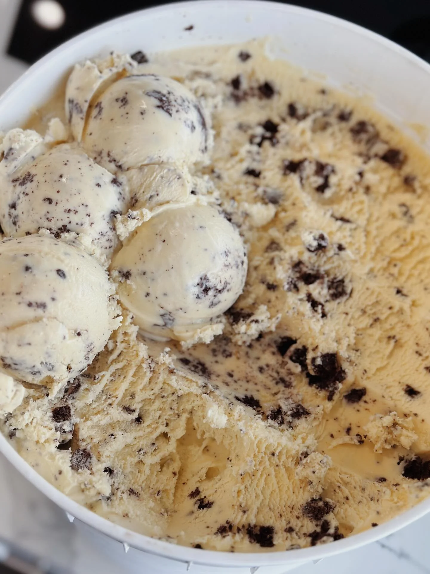 MINT COOKIES &amp; CREAM &hearts;️

Our latest flavor to rotate onto the scoop menu! It&rsquo;s a mint ice cream with loads of our scratch made chocolate cookie sandwiches. Dare we say it&rsquo;s one of our more *refreshing* cookie flavors? There&rsq