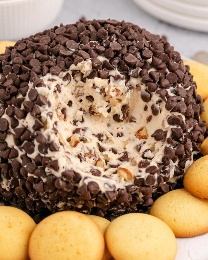 We love the versatility of cheese balls, and how they can be made sweet or savoury! Celebrating National Cheese Ball Day with a chocolate chip cheese ball paired with none other than Nilla Wafers for dipping. 
.
.
.
.
. 
#myradkitchen
#food
#foodporn