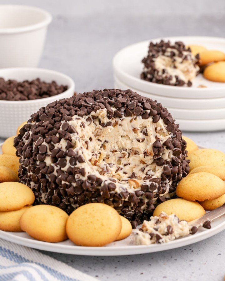 We love the versatility of cheese balls, and how they can be made sweet or savoury! Celebrating National Cheese Ball Day with a chocolate chip cheese ball paired with none other than Nilla Wafers for dipping. 
.
.
.
.
. 
#myradkitchen
#food
#foodporn