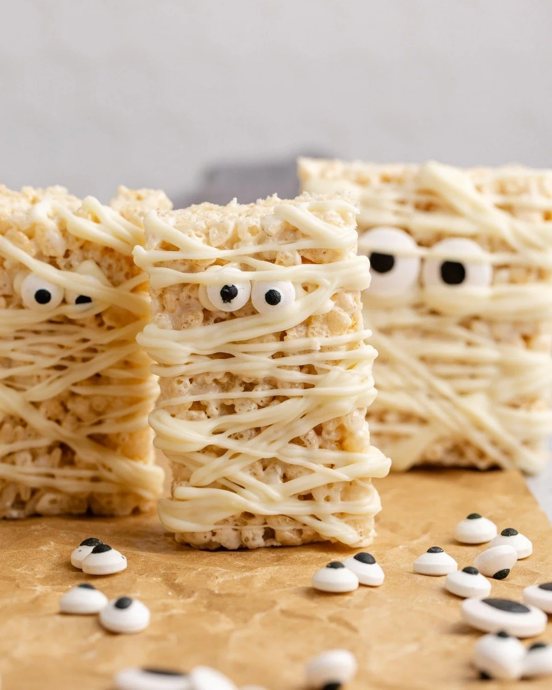 Who says Halloween desserts have to be tricky? We love these no-bake Mummy Rice Krispie Treats for being simple, fun, and totally kid-friendly!

👻 Comment 'recipe' and I'll send you the link, or find the full recipe here: https://myradkitchen.com/mu