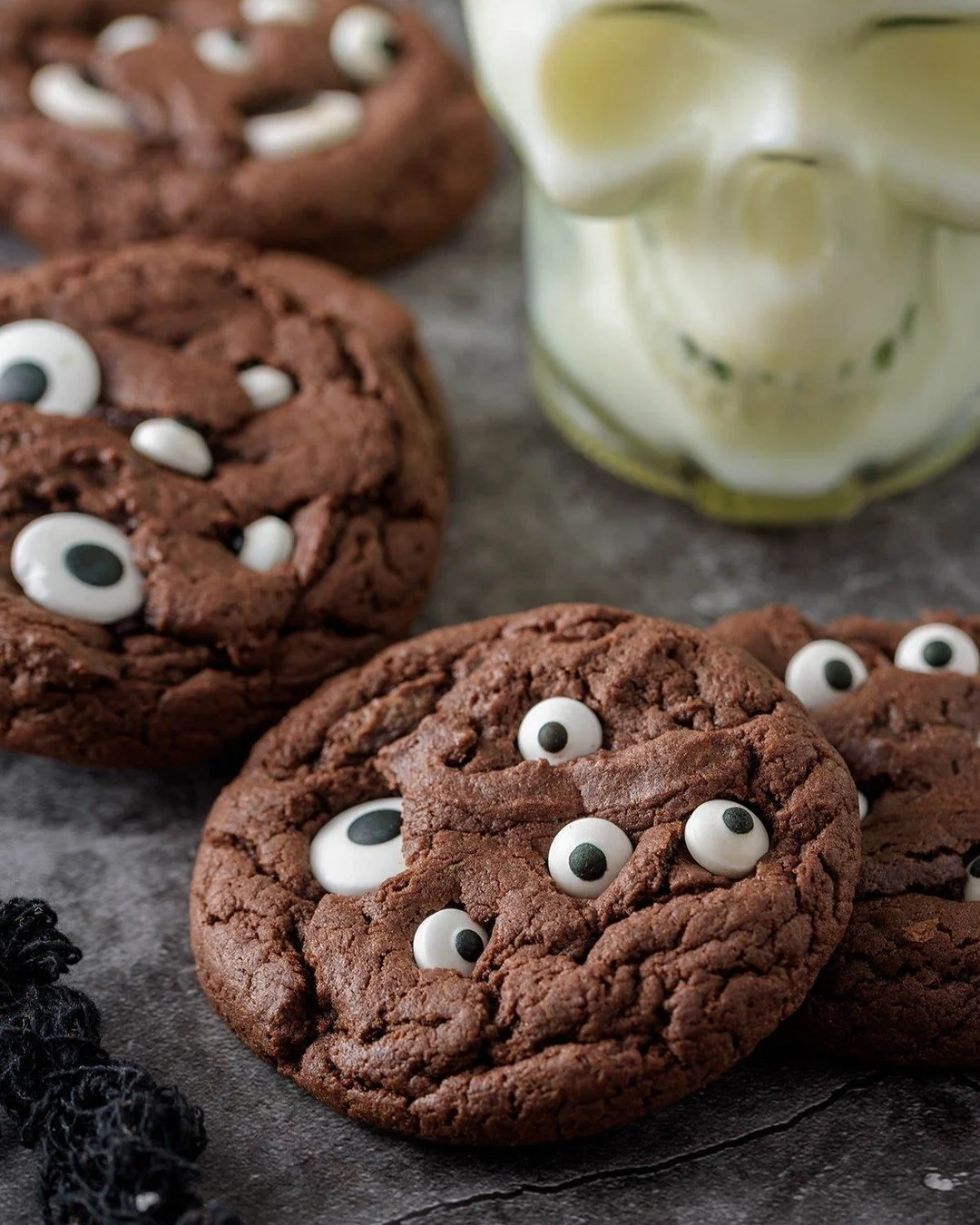 Spooky cookies, ready in no time! Our Chocolate Cake Mix Cookies are soft, chocolatey, and topped with candy eyeballs, all made easy with a simple cake mix shortcut. Perfect for whipping up a batch of kid-friendly Halloween treats!

🍪 Comment 'recip
