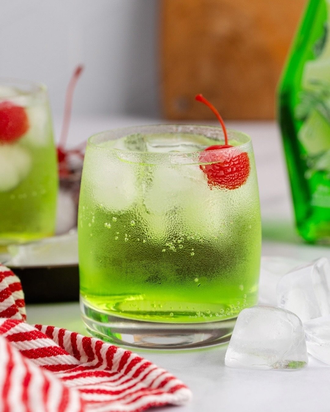 This Grinch Cocktail is all kinds of fun &mdash; bright green, sweet, and sparkling with holiday spirit. With Midori, rum, and a splash of soda, it&rsquo;s the easiest way to add some festive magic to your glass.
⠀⠀⠀⠀⠀⠀⠀⠀⠀
🥃 Comment &ldquo;recipe&rd