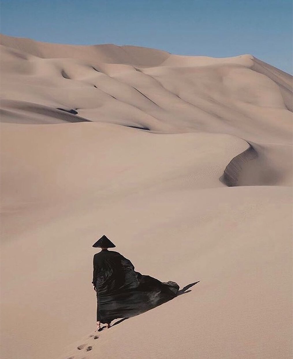 Between worlds
⚫️🌑🌕
.
.
.
.
Courtesy of @lefawnhawk
.
.
.
.
.
#artdaily #inspiring #bestart #modernarts #archdigest #artlovers #surrealism #surrealart #curves #worlds #between #flow #fluidity #dream #wakingup #Natural #Salutogenicdesign #atelierrou