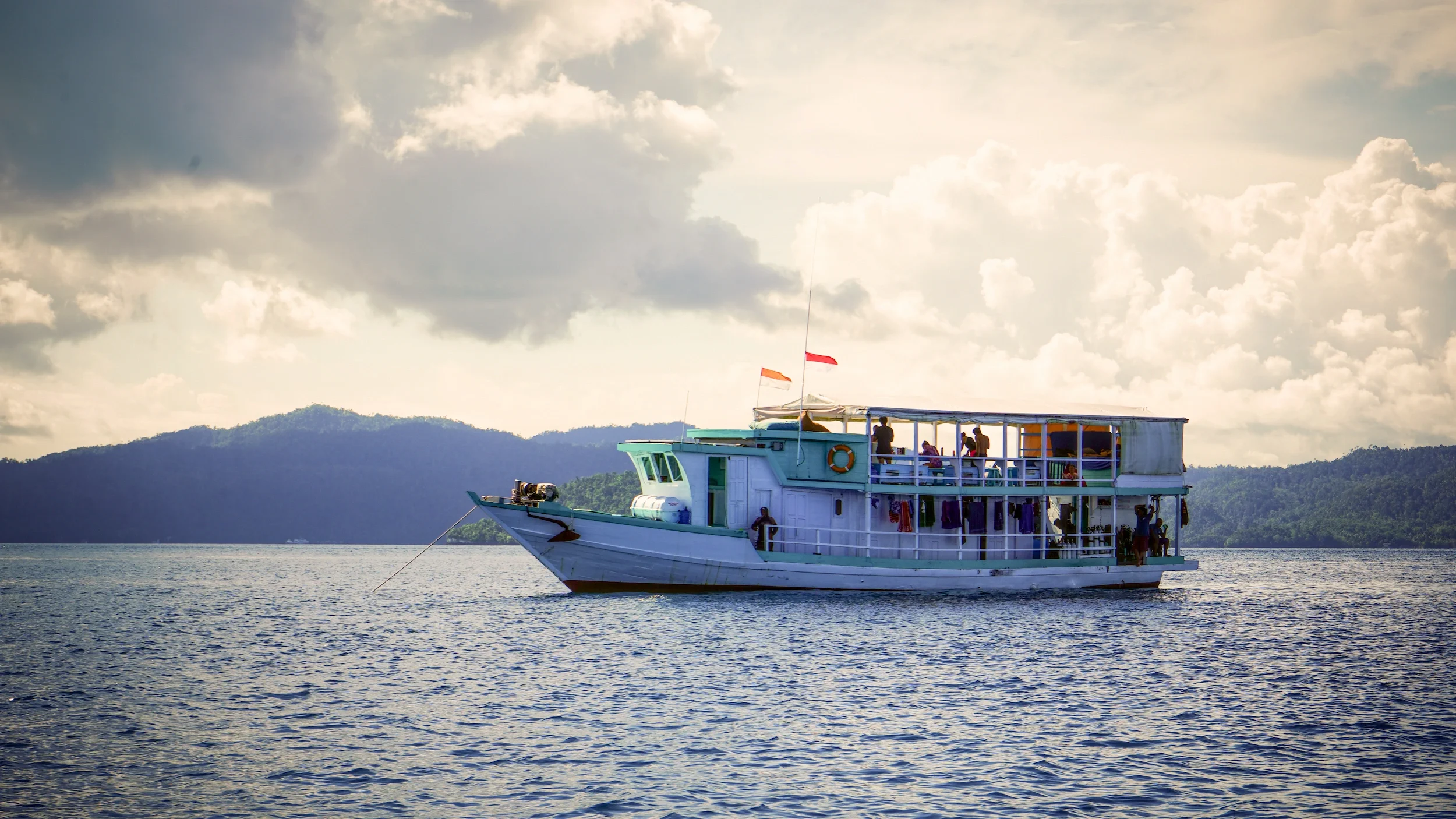 epica-liveaboard-sunset.webp