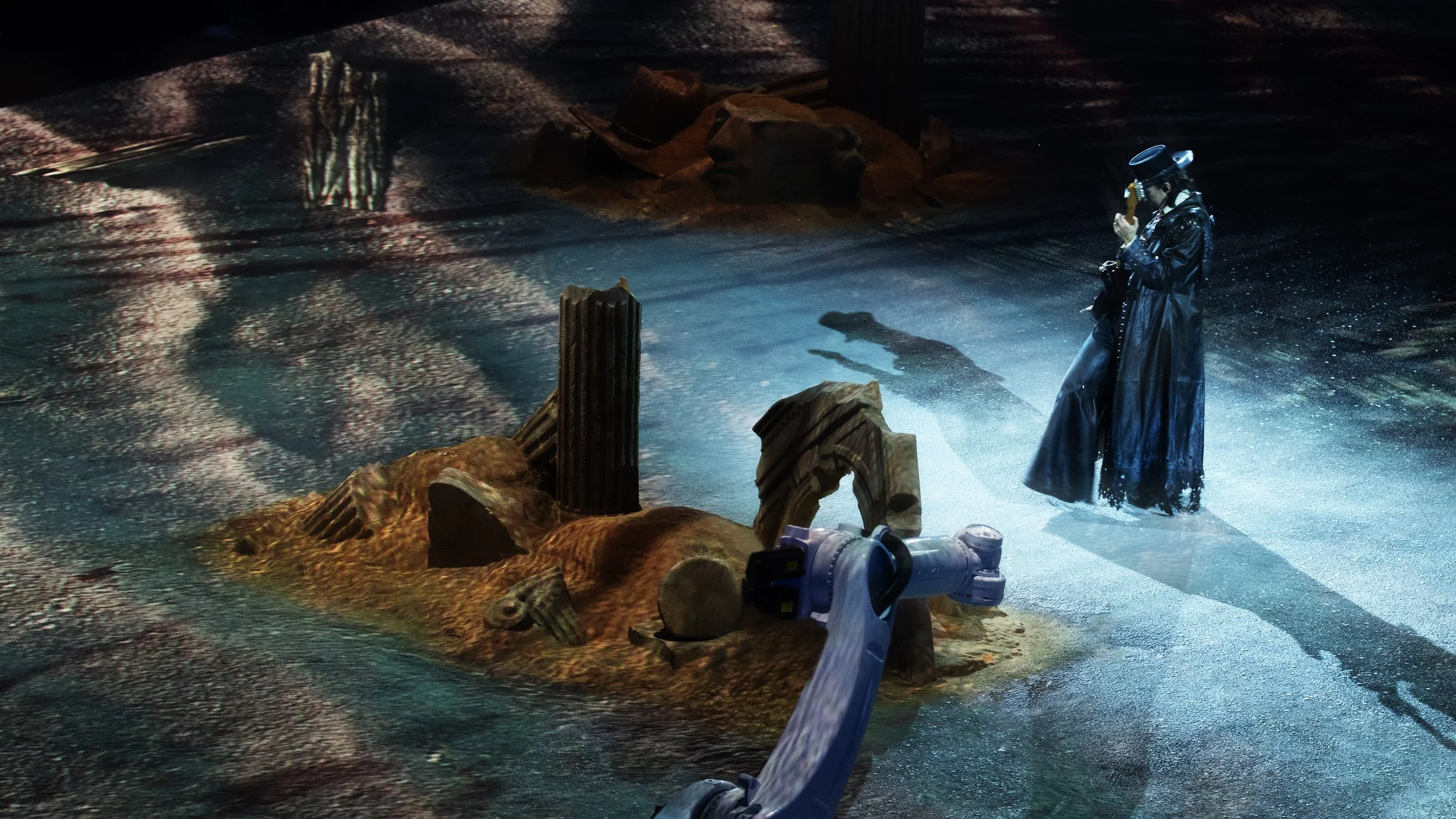 KUN 蔡徐坤 DEADMAN with robotic machinery and ancient ruins emerging from a sandy landscape, Ruby Law 舞美设计