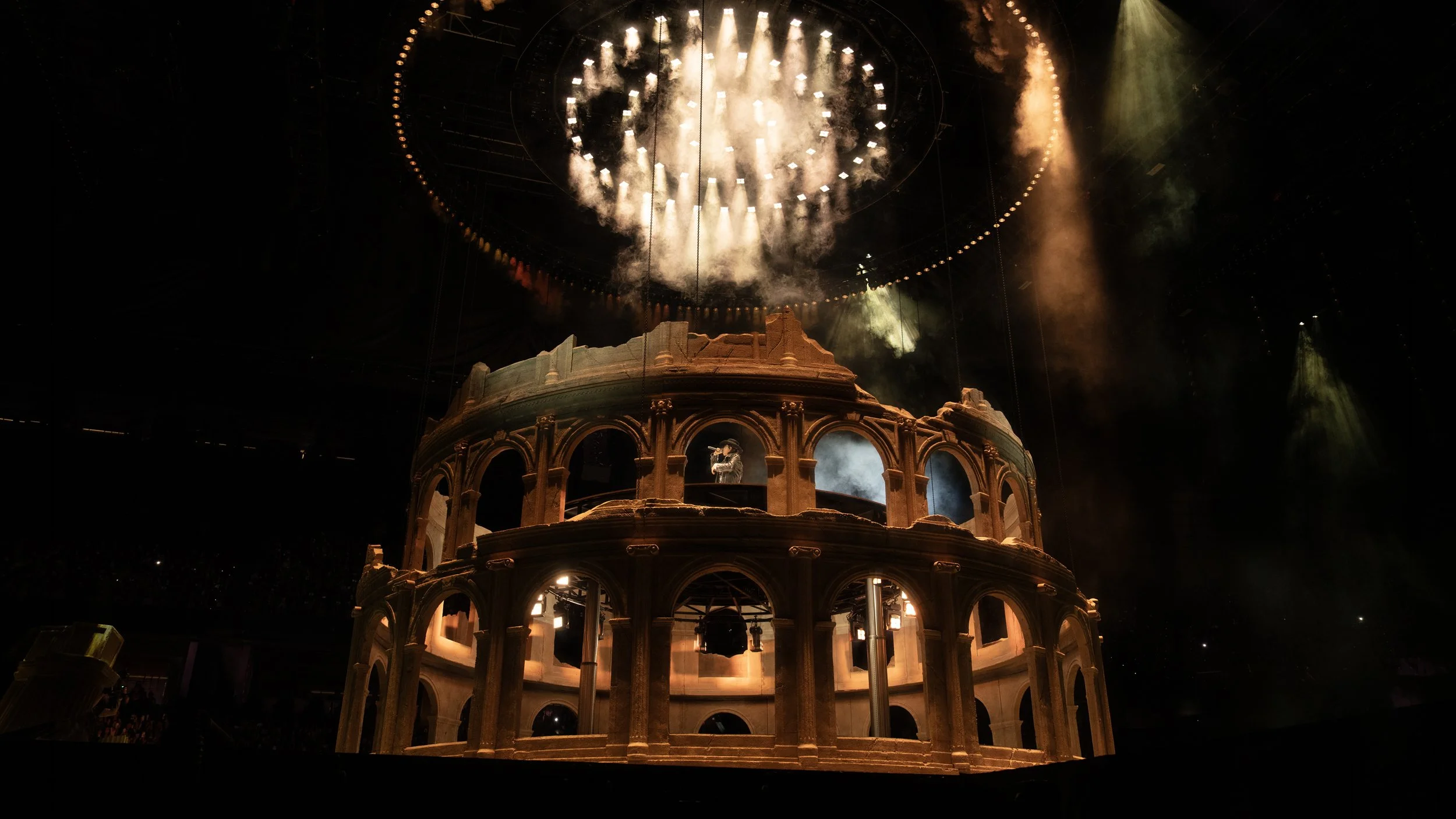 KUN 蔡徐坤 performing inside the monumental ruined colosseum of DEADMAN, stage designer Ruby Law, RULA 舞美设计