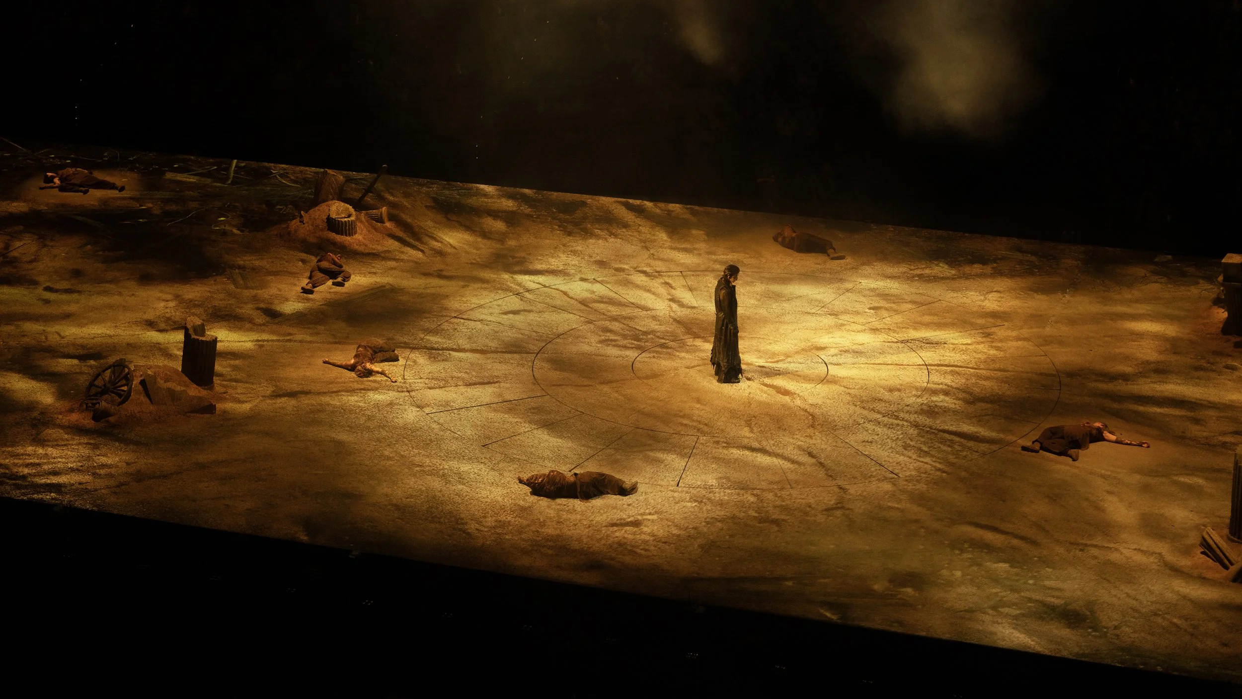 KUN 蔡徐坤 as the Deadman cowboy standing within a circular desert landscape, concert set design by Ruby Law 舞美设计师