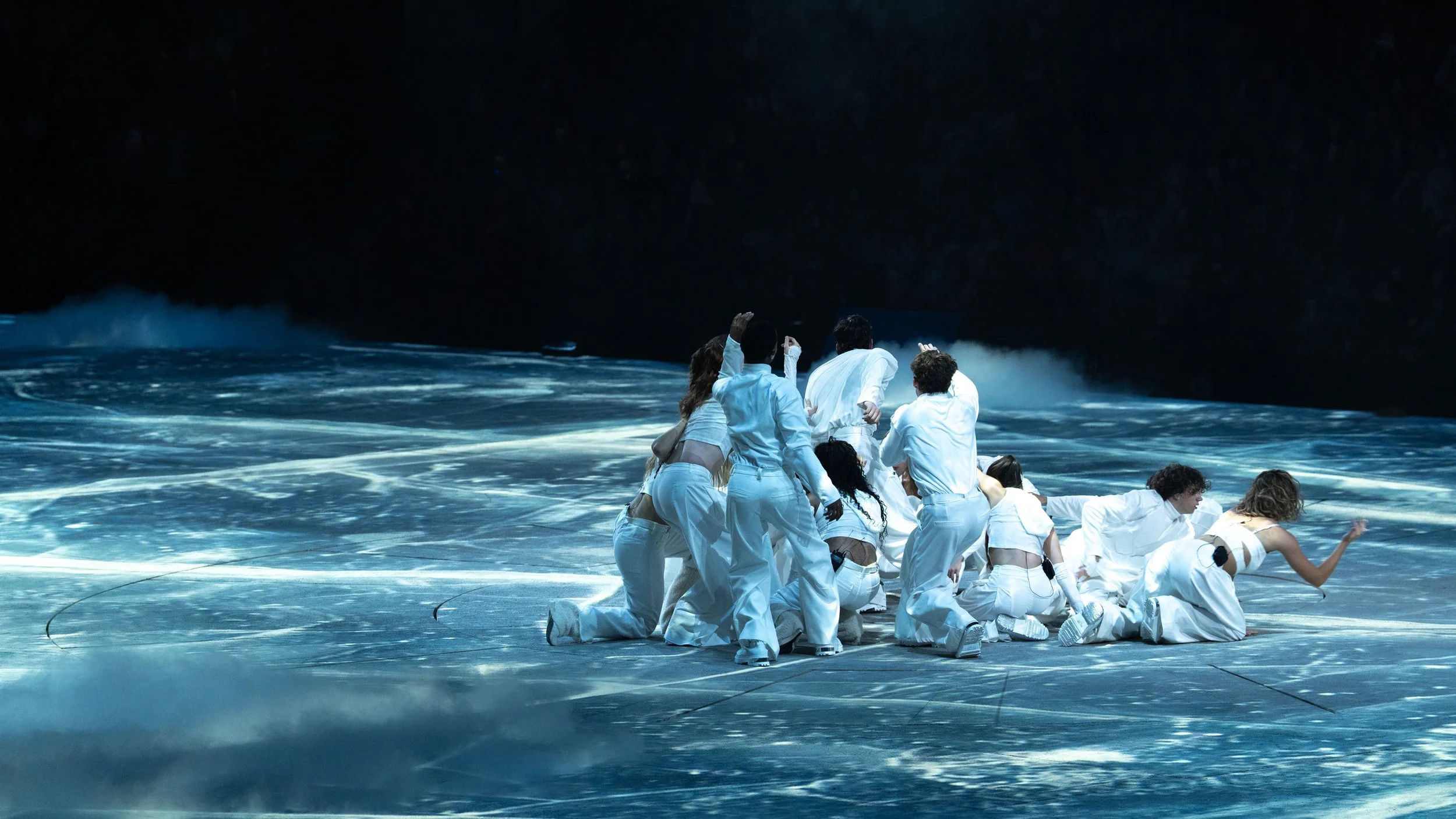 KUN 蔡徐坤 performing with dancers across an immersive projected landscape, concert set design by Ruby Law, RULA 舞美設計師.