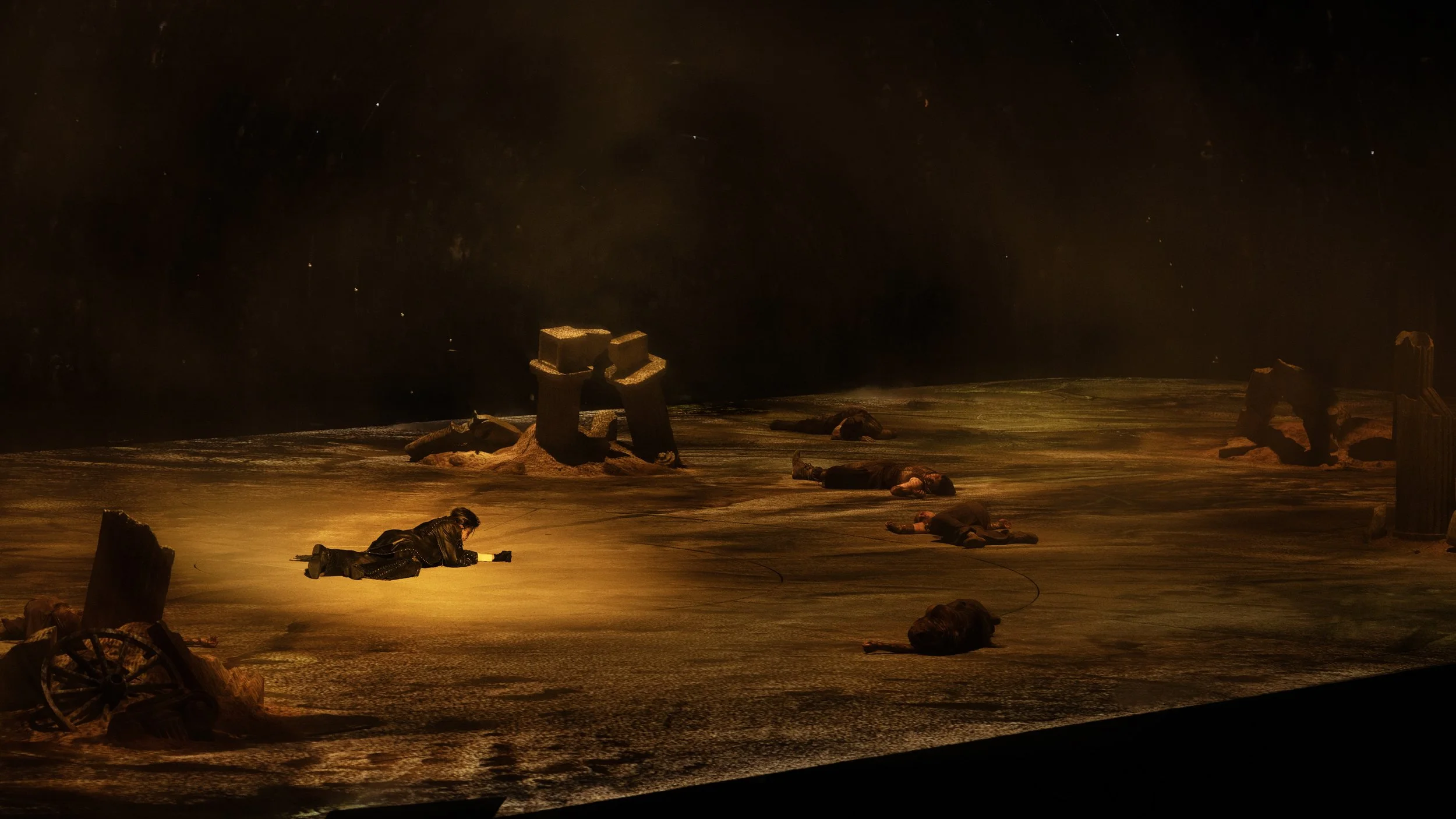 KUN 蔡徐坤 DEADMAN arena transformed into a vast ruined desert landscape, stage design by Ruby Law [RULA]