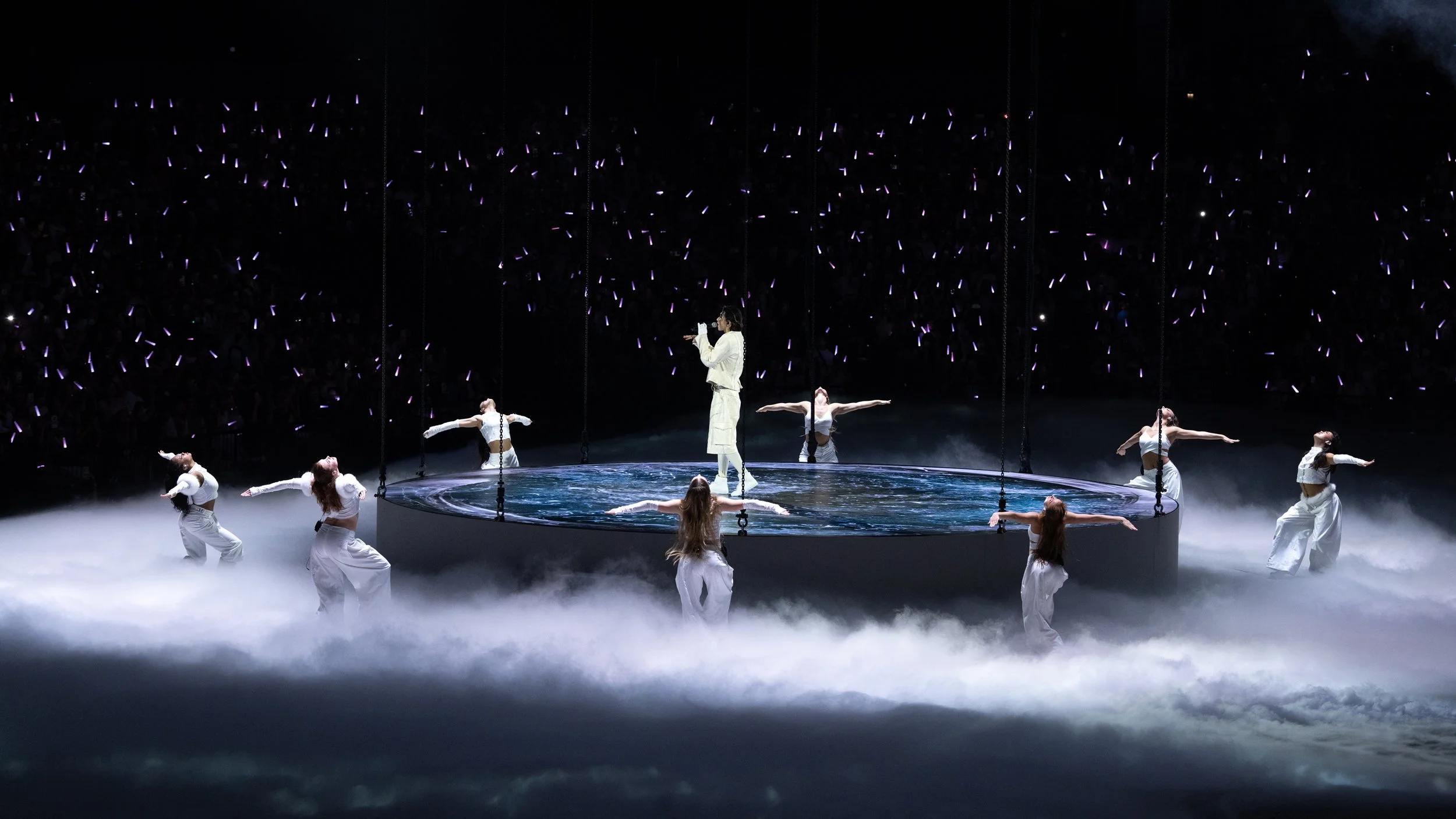 KUN 蔡徐坤 and dancers surrounding a suspended circular stage with atmospheric fog, designed by Ruby Law, RULA set designer 舞美設計師.