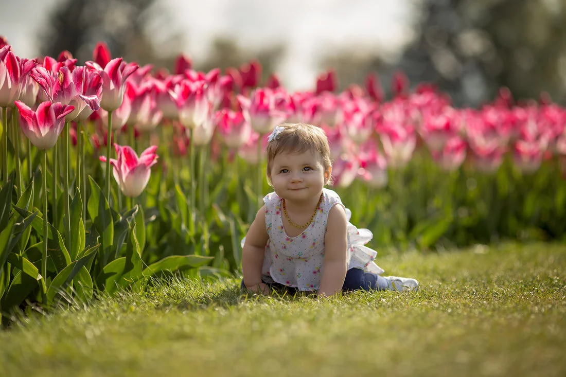 baby-with-two-tone-tulips_orig.jpg