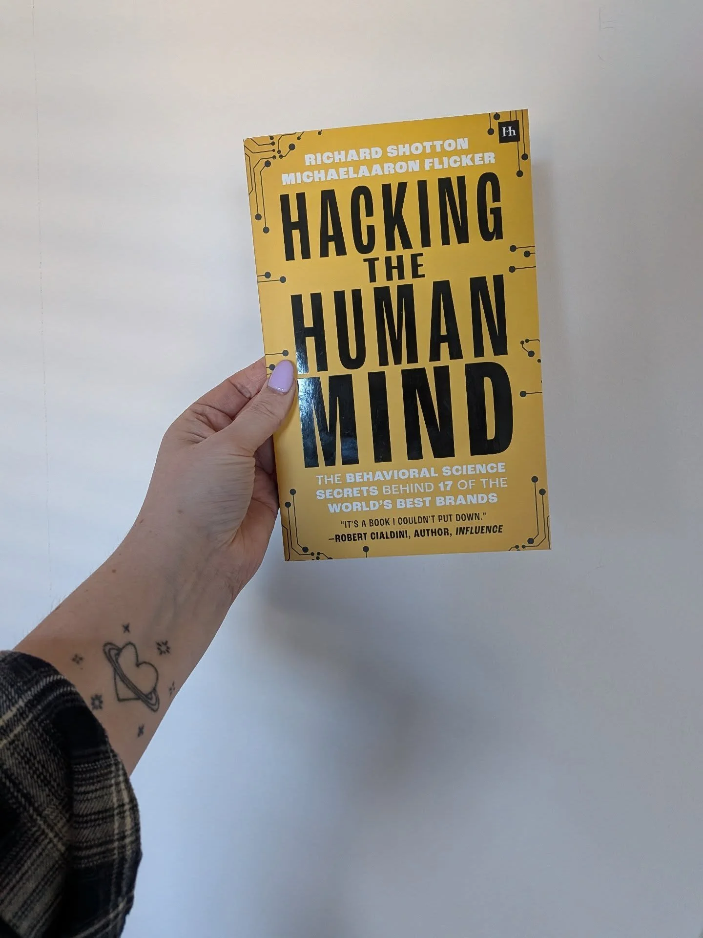 Currently re-reading ☝️

I first read this book when it came out last year and I've been thinking about it since 👀

In a nutshell? It looks at the cognitive biases that influence how we make decisions and how things like social proof, loss aversion,