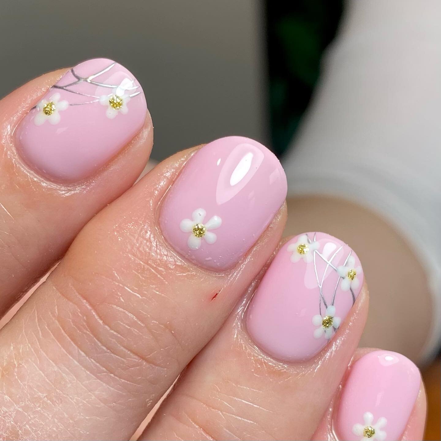 Loves me, loves me not, loves me&hellip;🌼

Cute little Daisy&rsquo;s on #tgbjune 
With some studio gel #mirrorchrome @thegelbottleireland @the_gelbottle_inc 

#tgbstudiogel #daisynails #floralnails #springnails