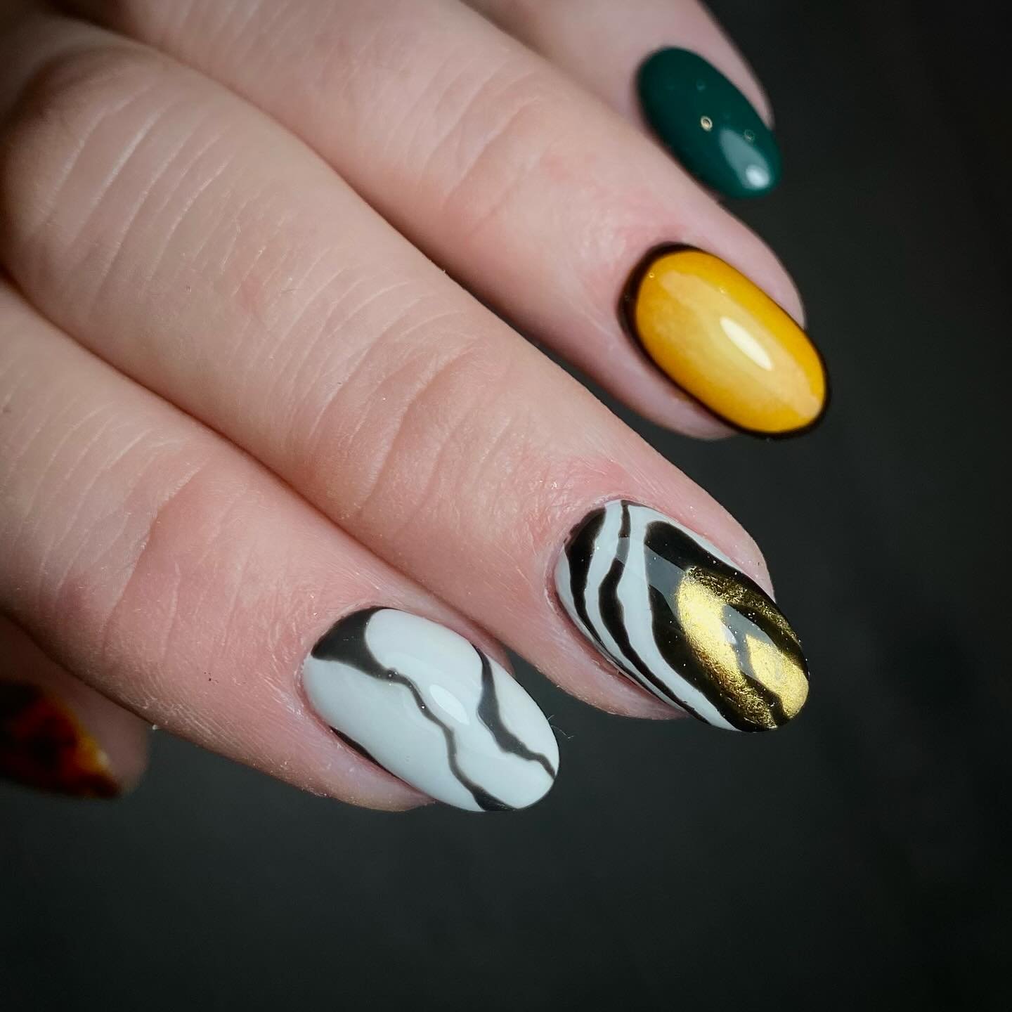 Autumn vibes.. but make it Ibiza! 

Using @thegelbottleireland 

Credit to @safinailstudio for the fabulous design

#autumnnails #ibiza #ibizanails #tortoisenails