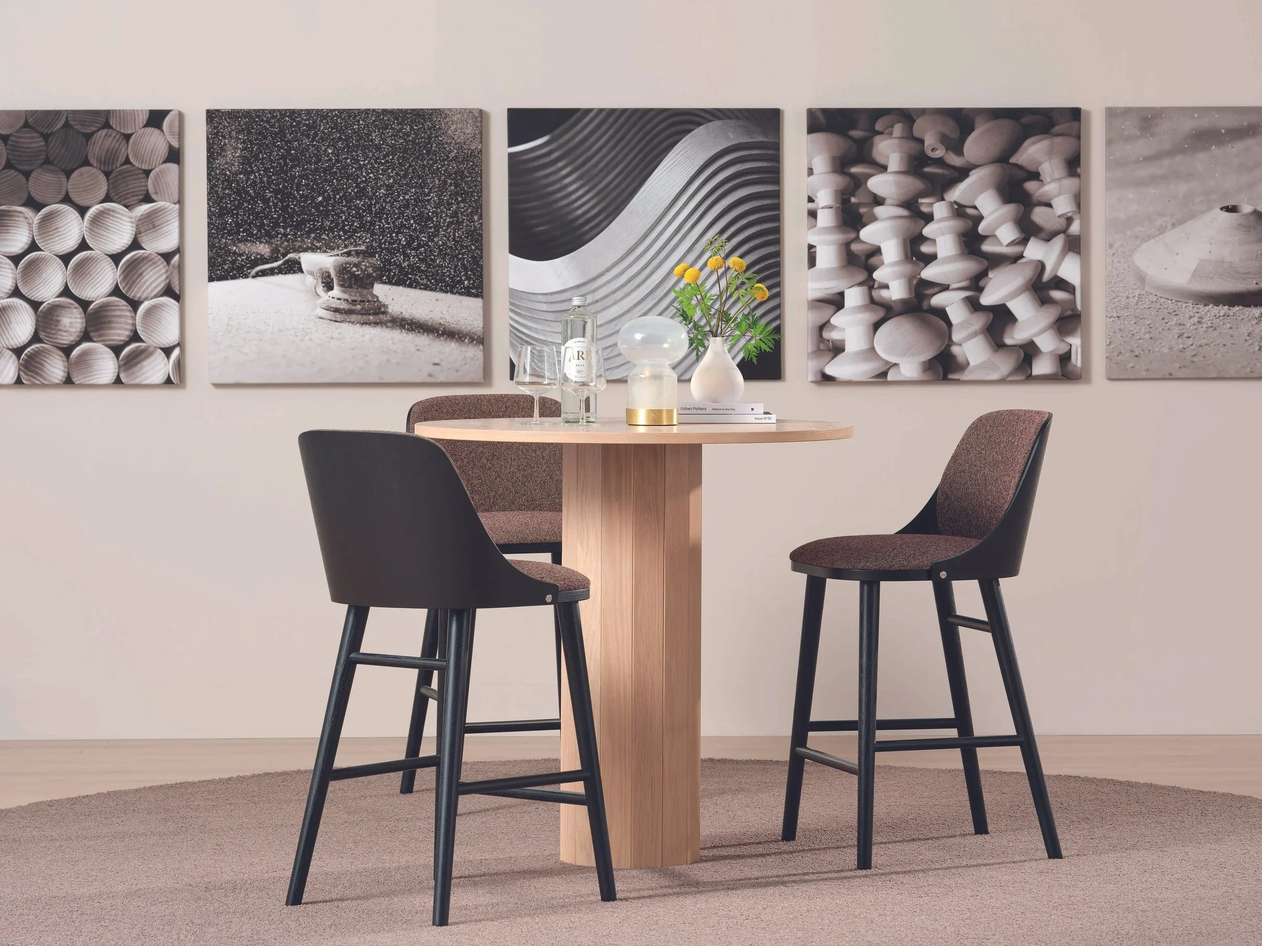 Sander_Seating_GuestDiningConference_ScandinavianSpaces_EnvironmentImage_5.webp